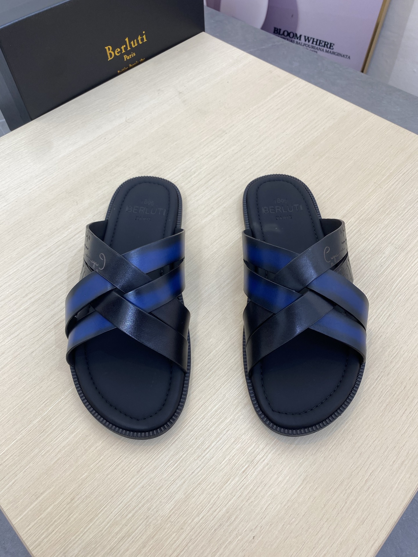 NO:350656,Ber* Bruti Italian luxury products, high-end men's slippers, the upper is made of imported cowhide, purely handmade, Italian cowhide genuine leather sole, luxury materials imported fetal cowhide inner, low-key and luxury!  Size39-44 (45 custom made), slippers, cowhide, Leather soles19860909Ber*布鲁提意大利奢品,高端男士拖鞋,鞋面选用进口头层牛皮,纯手工制作,意大利牛皮真皮大底、奢侈用料进口胎牛内里 低调与奢华与一体 ！ Size39-44（45定做）,,slippers,cowhide,Leather soles,Men's shoes