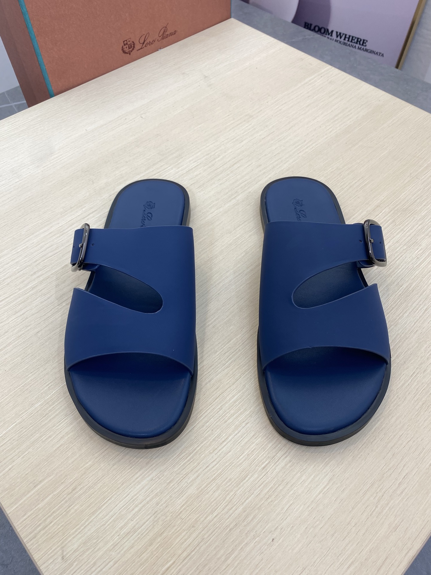 NO:350677,Lor* Pian* —Nuoyoupianya LP high-end slippers Original imported calfskin, original cowhide inner lining. Anti-real leather outsole, young and energetic color matching, size 39-44,,loro piano, slippers, cowhide,Leather soles19860909Lor* Pian* —诺优翩雅 LP 高端拖鞋 原版进口小牛皮,原版牛皮内里.防真皮大底,配色年轻又有活力, 码数39-44,,loro piana,slippers,cowhide,Leather soles,Men's shoes