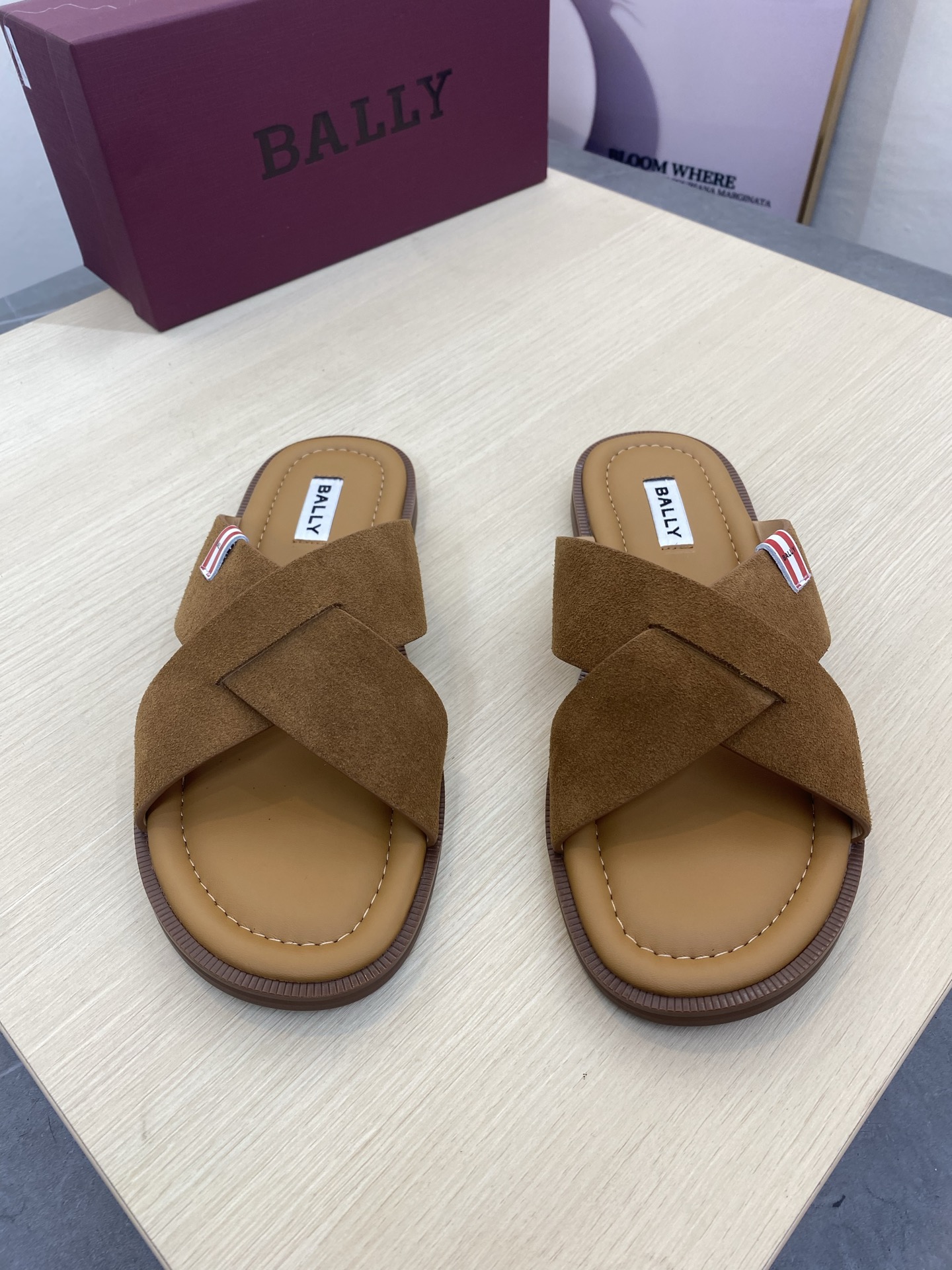NO:350703,【BALLY.Bali】Official website 1-to-one. The new high-end men's slippers are the identity of every successful man, with a generous and stable high-end custom first-layer cowhide + imported cowhide. The verification size that can withstand time is 38-45,,bally,slippers,cowhide19860909【BALLY.巴利】官网一比一.新款男士高端拖鞋每一位成功男士的身份衬托,上脚大气稳重高端定制头层牛皮+进口牛皮内里.经得起时间的验证尺码38-45,,bally,slippers,cowhide,Men's shoes