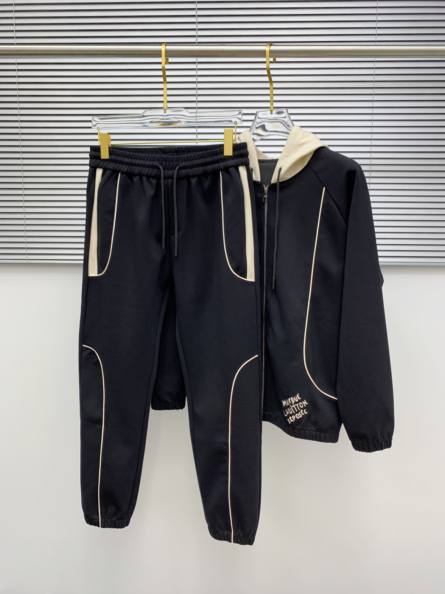 NO:510162,L brand ** set style m-xxxl The latest and most top black and white color-blocking letter embroidered hooded casual set, the top quality counter is on sale, the top production process imported fabric, the unique design of the counter model, using imported high-end custom imported silk thread with first-class feel!  Official website for sale, hats, alexander wang19860909L牌**套装版型m-xxxl 最新最顶级黑白拼色款字母刺绣连帽休闲套装,最顶级的品质专柜在售,顶级制作工艺进口面料,专柜款独特设计,采用进口高端订制进口丝线手感一流！官网在售,,hats,alexander wang,Men's clothing