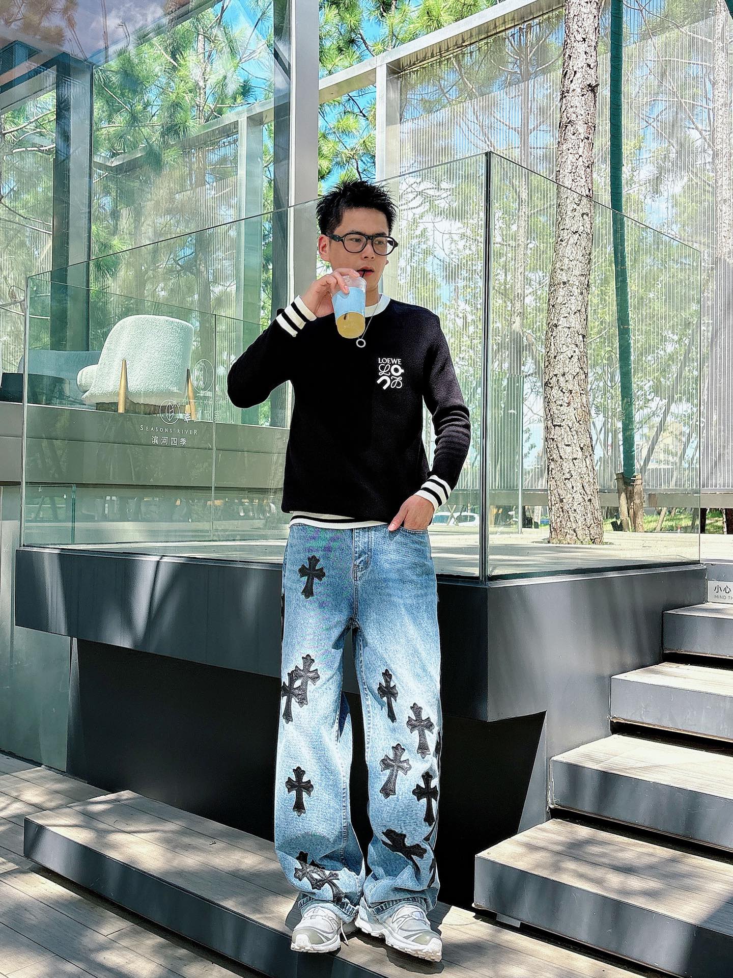 NO:509174,LOEW* fitting style M-XXXL 2025 autumn and winter classic neckline color-blocking wool sweater, exquisite hot picture craftsmanship counter fabric, top-level elements fusion, classic short-sleeved 3-standard, trendy men's fashion, whether it is the comfort of the upper body or the incomparable existence, loewe, T-shirt, alexander wang19860909LOEW*合身版型M-XXXL 2025秋冬经典款领口拼色羊毛衫,精致烫图工艺专柜面料,顶级元素融合打造,经典短袖3标齐全,潮男时尚,无论是上身舒适度还是都是无可比拟的存在,,loewe,T-shirt,alexander wang,Men's clothing