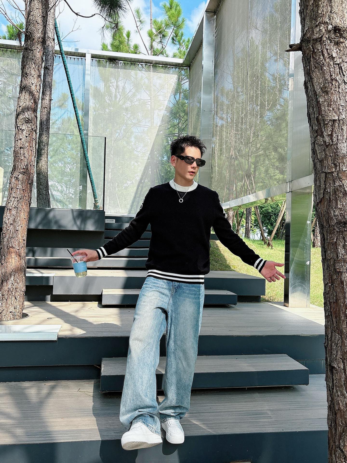 NO:509193,LOEW* fitting style M-XXXL 2025 autumn and winter classic neckline color-blocking wool sweater, exquisite craftsmanship counter fabric, top-level elements fusion, classic short-sleeved 3-standard, trendy men's fashion, whether it is the comfort of the upper body or the incomparable existence, loewe, T-shirt, alexander wang19860909LOEW*合身版型M-XXXL 2025秋冬经典款领口拼色羊毛衫,精致工艺专柜面料,顶级元素融合打造,经典短袖3标齐全,潮男时尚,无论是上身舒适度还是都是无可比拟的存在,,loewe,T-shirt,alexander wang,Men's clothing