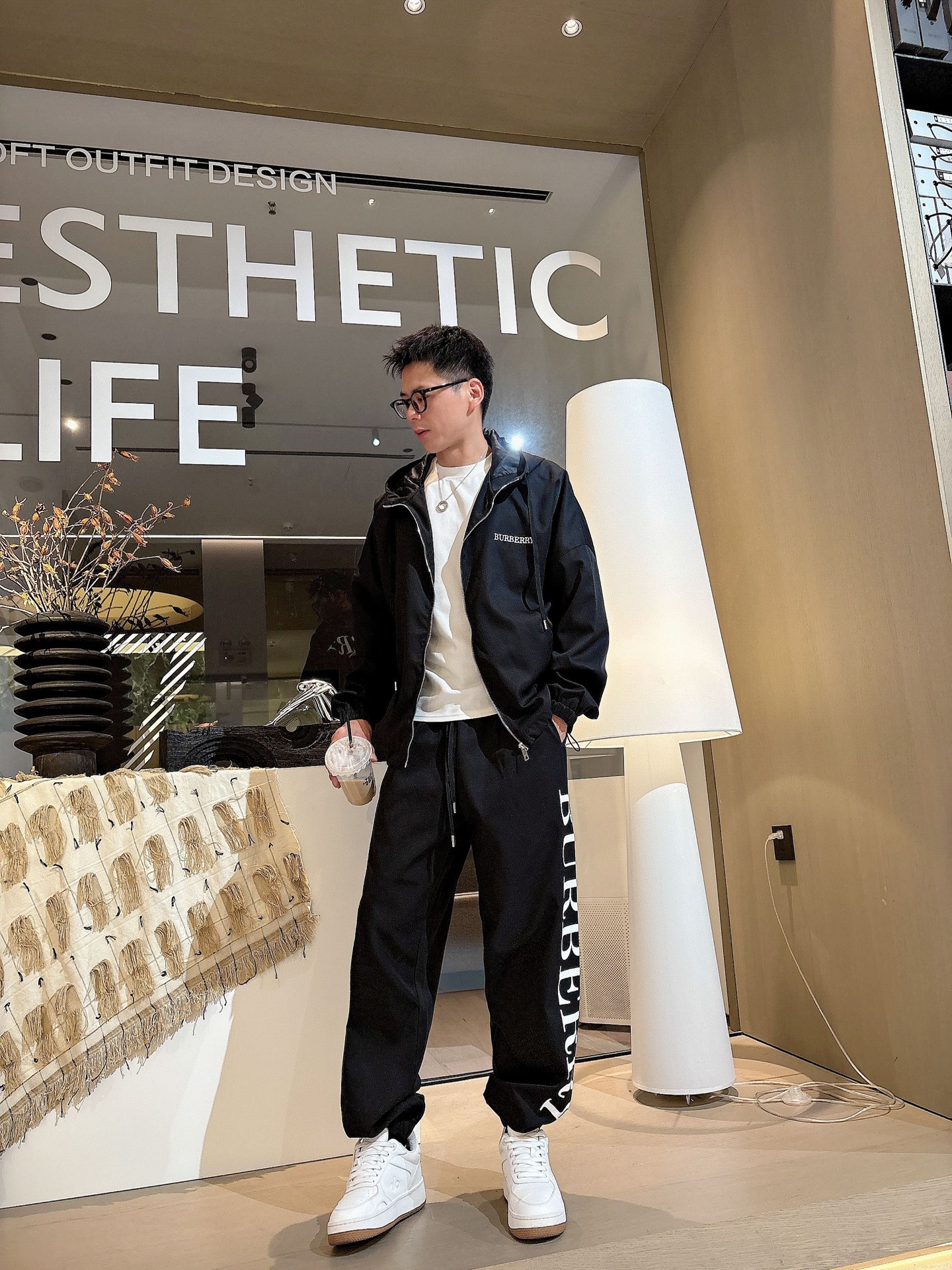 NO:572368,Burberry BBR* casual suit version 2025 autumn and winter top imported private goods, high-end spliced ​​hooded suit with customized hardware to create a multi-zipper and multi-pocket design suit, the counter model is fashionable yet luxurious. The quality is unquestionable. The upper body effect is great, the same style on the luxury official website. Style counter size M-xxxl,, burberry, hats, alexander wang19860909巴宝莉 BBR*休闲套装版型 2025秋冬款顶级进口私货,高端拼接连帽套装定制五金打造多拉链多口袋设计套装,专柜款时尚不失奢华 品质毋庸置疑 上身效果超赞,奢华官网同款 款式专柜尺码M-xxxl,,burberry,hats,alexander wang,Men's clothing