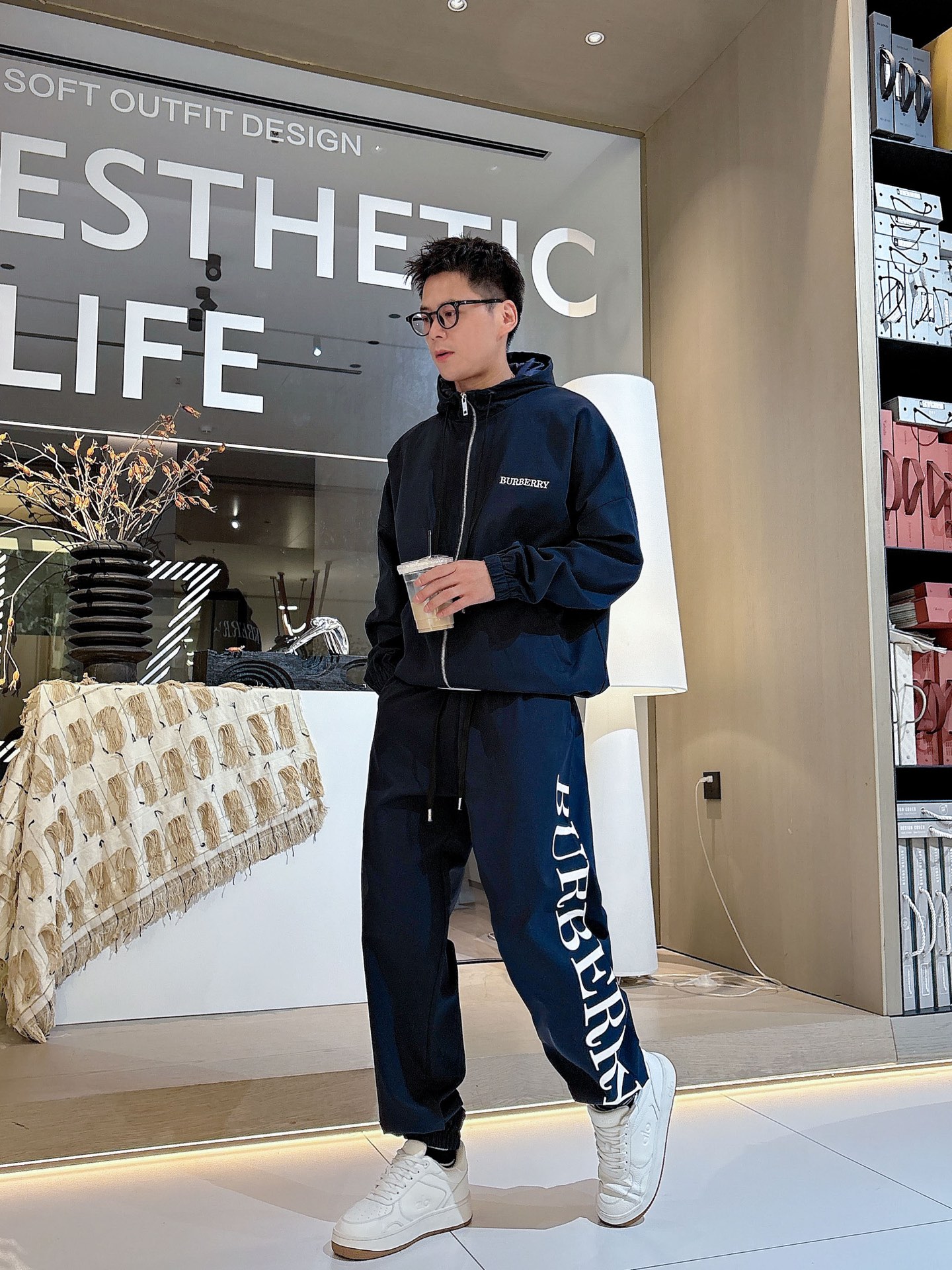 NO:521664,Burberry BBR* casual set style 2025 autumn and winter style top imported private goods, high-end splicing hooded set custom hardware to create multi-zipper multi-pocket design set, the counter style is fashionable and luxurious, the quality is unquestionable, the upper body effect is excellent, the same style on the luxury official website, style counter size M-xxxl,,burberry,hats,alexander wang19860909巴宝莉 BBR*休闲套装版型 2025秋冬款顶级进口私货,高端拼接连帽套装定制五金打造多拉链多口袋设计套装,专柜款时尚不失奢华 品质毋庸置疑 上身效果超赞,奢华官网同款 款式专柜尺码M-xxxl,,burberry,hats,alexander wang,Men's clothing