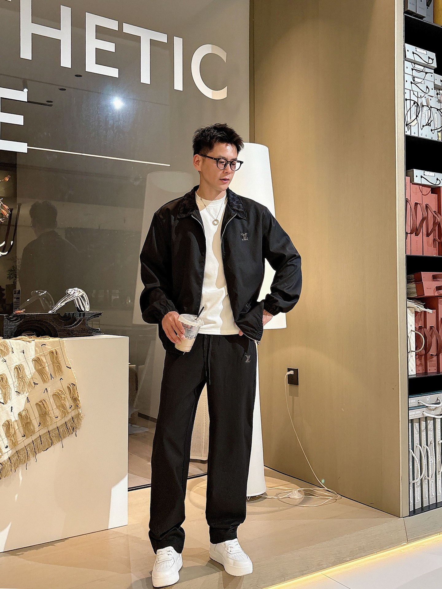 NO:521672,LV Donkey* Casual Set Style 2025 autumn and winter style top imported private goods, high-end splicing suit, customized hardware to create multi-zipper multi-pocket design set, the counter style is fashionable and luxurious, the quality is unquestionable, the upper body effect is excellent, the same style on the luxury official website, style counter size M-3XL,,louis vuitton,louis vuitton,louis vuitton,alexander wang19860909LV 驴家*休闲套装版型 2025秋冬款顶级进口私货,高端拼接套装,定制五金打造多拉链多口袋设计套装,专柜款时尚不失奢华 品质毋庸置疑 上身效果超赞,奢华官网同款 款式专柜尺码M-3XL,,louis vuitton,louis vuitton,louis vuitton,alexander wang,Men's clothing