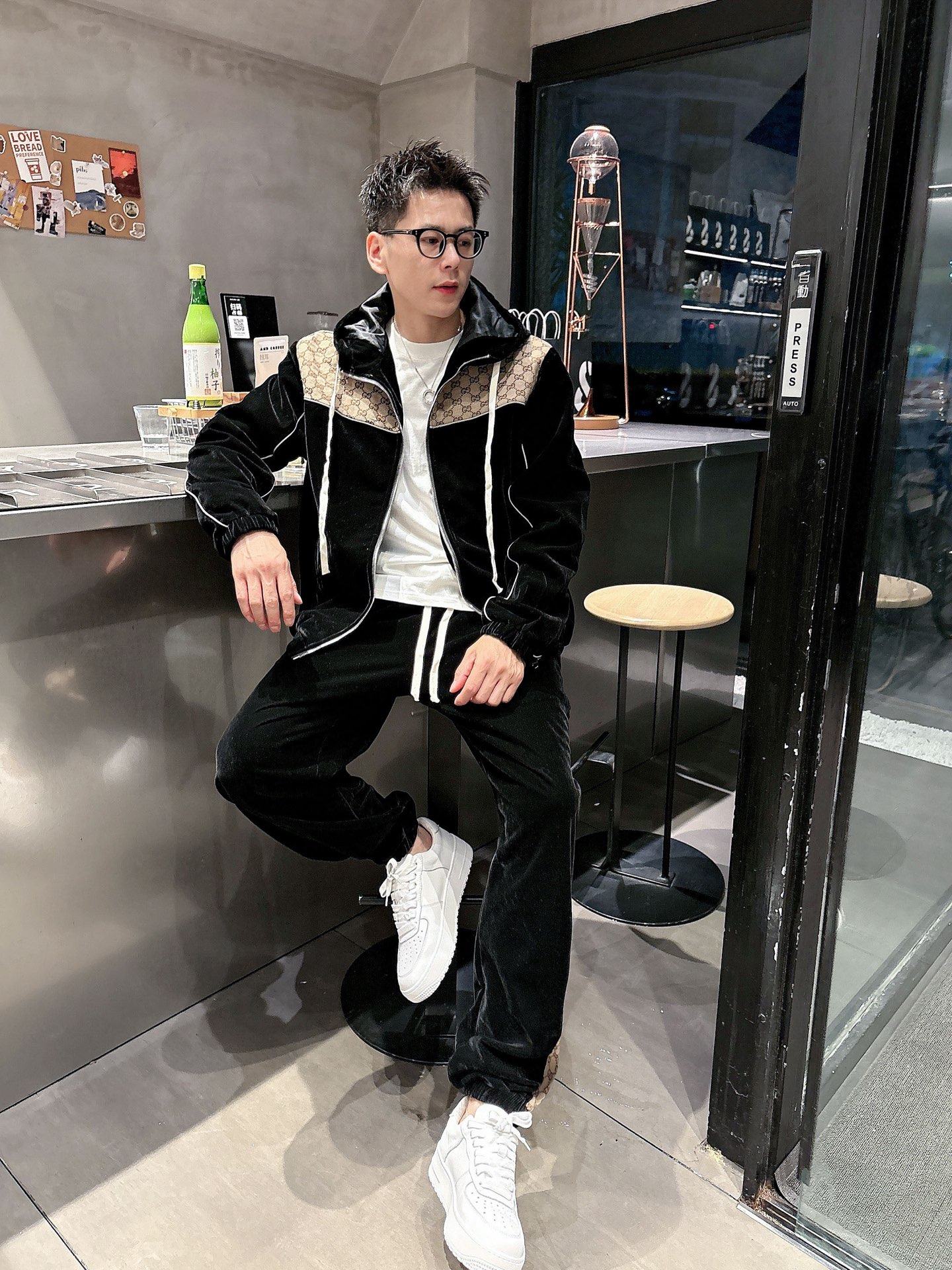 NO:521668,Gucci* velvet casual set style 2025 autumn and winter style top imported private goods, high-end splicing hooded set, customized hardware to create multi-zipper multi-pocket design set, the counter style is fashionable and luxurious, the quality is unquestionable, the upper body effect is excellent, the same style on the luxury official website, style counter size M-3XL,,gucci,gucci,hats,alexander wang19860909古驰 Gucci*丝绒休闲套装版型 2025秋冬款顶级进口私货,高端拼接连帽套装,定制五金打造多拉链多口袋设计套装,专柜款时尚不失奢华 品质毋庸置疑 上身效果超赞,奢华官网同款 款式专柜尺码M-3XL,,gucci,gucci,hats,alexander wang,Men's clothing