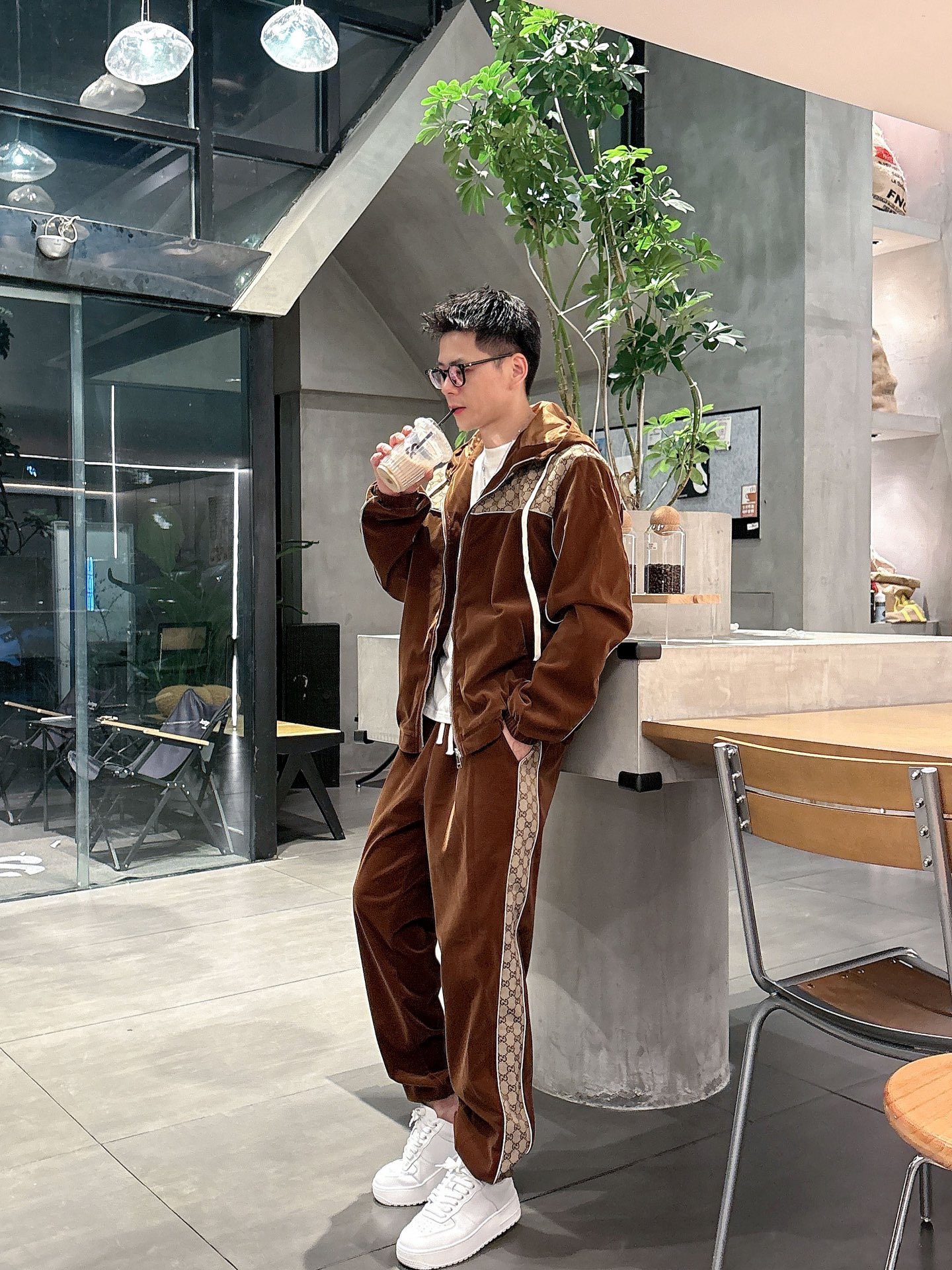 NO:572359,Gucci* velvet casual suit version 2025 autumn and winter top imported private goods, high-end spliced ​​hooded suit, customized hardware to create a multi-zipper and multi-pocket design suit, counter style fashionable yet luxurious, quality is beyond doubt, the upper body effect is great, the same style on the luxury official website Style counter size M-3XL,,gucci,gucci,hats,alexander wang19860909古驰 Gucci*丝绒休闲套装版型 2025秋冬款顶级进口私货,高端拼接连帽套装,定制五金打造多拉链多口袋设计套装,专柜款时尚不失奢华 品质毋庸置疑 上身效果超赞,奢华官网同款 款式专柜尺码M-3XL,,gucci,gucci,hats,alexander wang,Men's clothing