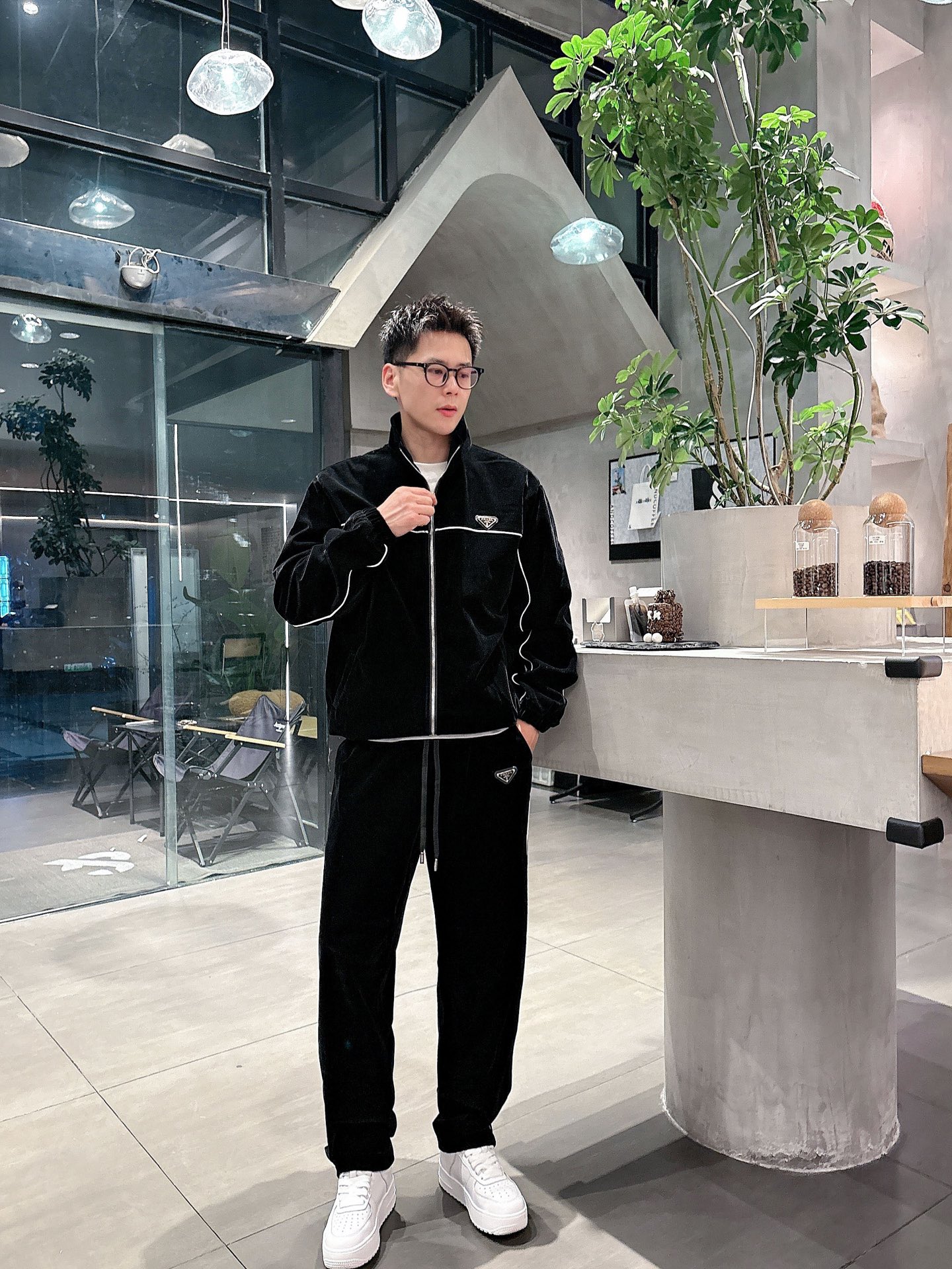 NO:572367,Prada Prada* velvet casual suit version 2025 autumn and winter top imported private goods, high-end splicing suit, customized hardware to create a multi-zipper and multi-pocket design suit, the counter model is fashionable yet luxurious. The quality is unquestionable. The upper body effect is great, the same style on the luxury official website. Style counter size M-3XL,, prada, prada, alexander wang19860909普拉达 Prada*丝绒休闲套装版型 2025秋冬款顶级进口私货,高端拼接套装,定制五金打造多拉链多口袋设计套装,专柜款时尚不失奢华 品质毋庸置疑 上身效果超赞,奢华官网同款 款式专柜尺码M-3XL,,prada,prada,alexander wang,Men's clothing