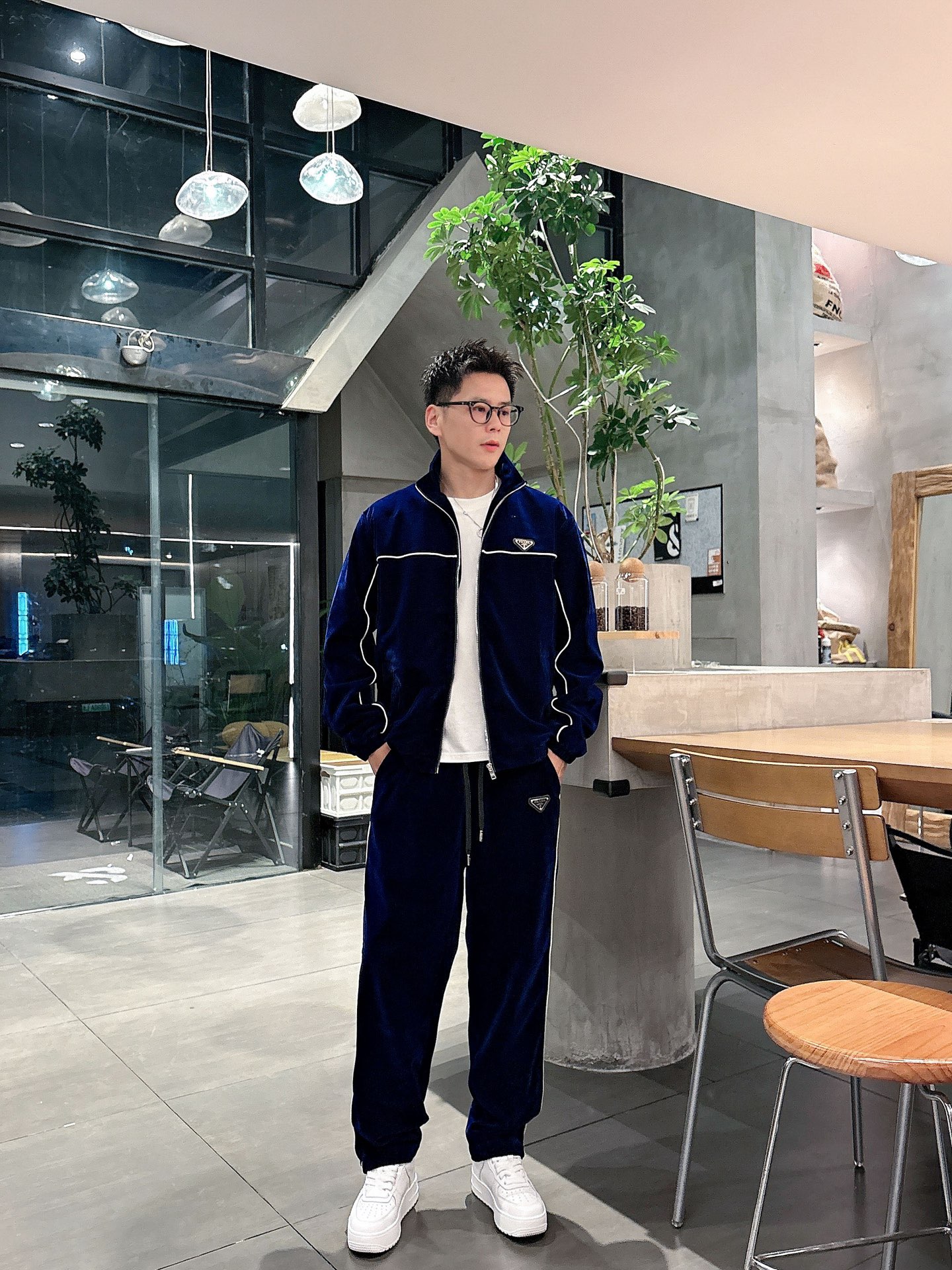 NO:521683,Prada* velvet casual set style 2025 autumn and winter style top imported private goods, high-end splicing suit, customized hardware to create multi-zipper multi-pocket design set, the counter style is fashionable and luxurious, the quality is unquestionable, the upper body effect is excellent, the same style on the luxury official website, style counter size M-3XL,,prada,prada,alexander wang19860909普拉达 Prada*丝绒休闲套装版型 2025秋冬款顶级进口私货,高端拼接套装,定制五金打造多拉链多口袋设计套装,专柜款时尚不失奢华 品质毋庸置疑 上身效果超赞,奢华官网同款 款式专柜尺码M-3XL,,prada,prada,alexander wang,Men's clothing