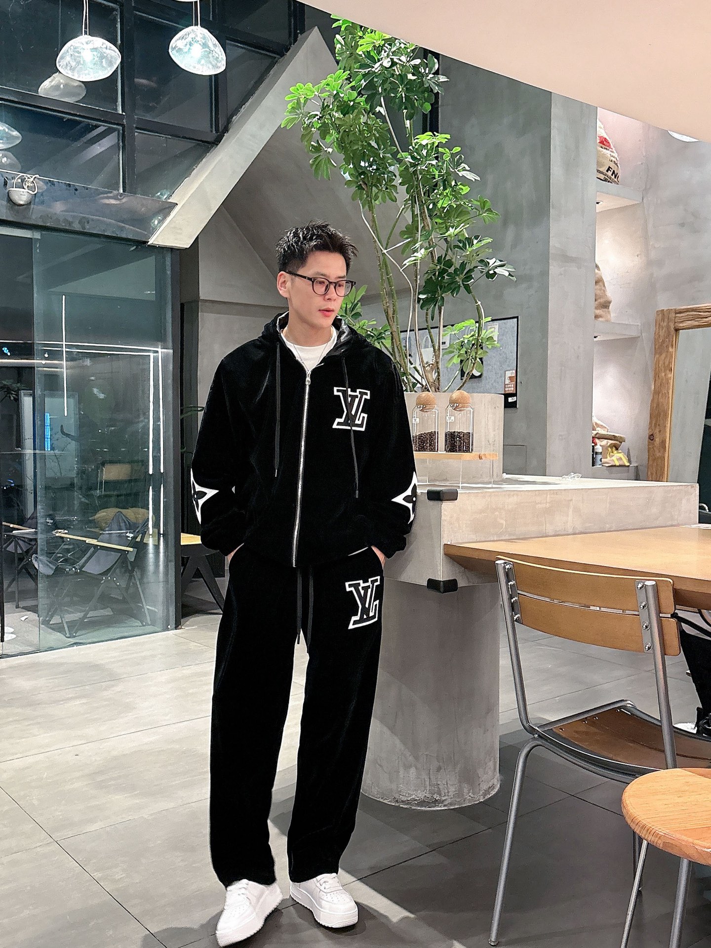 NO:521674,LV Donkey* velvet casual set style 2025 autumn and winter style top imported private goods, high-end splicing hooded set, customized hardware to create multi-zipper multi-pocket design set, the counter style is fashionable and luxurious, the quality is unquestionable, the upper body effect is excellent, the same style on the luxury official website, style counter size M-3XL,,louis vuitton,louis vuitton,louis vuitton,hats,alexander wang19860909LV 驴家*丝绒休闲套装版型 2025秋冬款顶级进口私货,高端拼接连帽套装,定制五金打造多拉链多口袋设计套装,专柜款时尚不失奢华 品质毋庸置疑 上身效果超赞,奢华官网同款 款式专柜尺码M-3XL,,louis vuitton,louis vuitton,louis vuitton,hats,alexander wang,Men's clothing