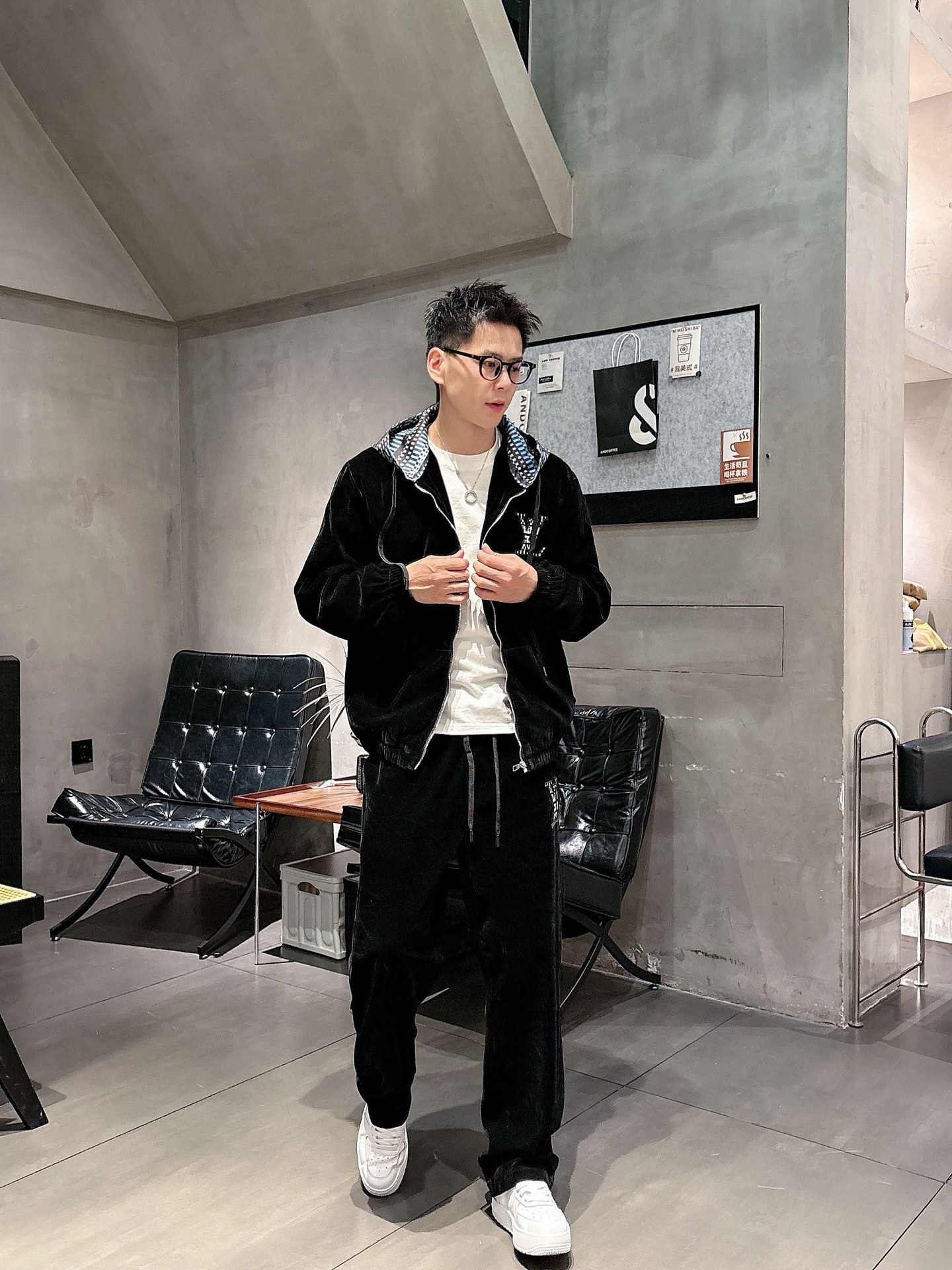 NO:572371,LV Lujia* velvet casual suit version 2025 autumn and winter top imported private goods, high-end spliced ​​hooded suit, customized hardware to create a multi-zipper and multi-pocket design suit, the counter version is fashionable yet luxurious. The quality is unquestionable. The upper body effect is great, the same style as the luxury official website. Style counter size M-3XL,, louis vuitton, louis vuitton, louis vuitton, hats, alexander wang19860909LV 驴家*丝绒休闲套装版型 2025秋冬款顶级进口私货,高端拼接连帽套装,定制五金打造多拉链多口袋设计套装,专柜款时尚不失奢华 品质毋庸置疑 上身效果超赞,奢华官网同款 款式专柜尺码M-3XL,,louis vuitton,louis vuitton,louis vuitton,hats,alexander wang,Men's clothing