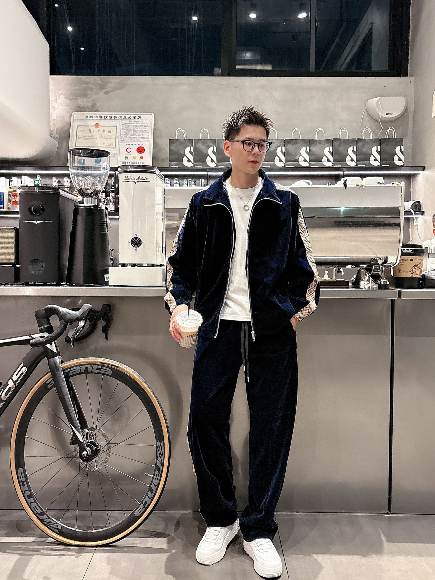 NO:523392,Burberry BBR* velvet casual set style 2025 autumn and winter style top imported private goods, high-end splicing set, customized hardware to create multi-zipper multi-pocket design set, the counter style is fashionable and luxurious, the quality is unquestionable, the upper body effect is excellent, the same style on the luxury official website, style counter size M-3XL, burberry, alexander wang19860909巴宝莉 BBR*丝绒休闲套装版型 2025秋冬款顶级进口私货,高端拼接套装,定制五金打造多拉链多口袋设计套装,专柜款时尚不失奢华 品质毋庸置疑 上身效果超赞,奢华官网同款 款式专柜尺码M-3XL,,burberry,alexander wang,Men's clothing