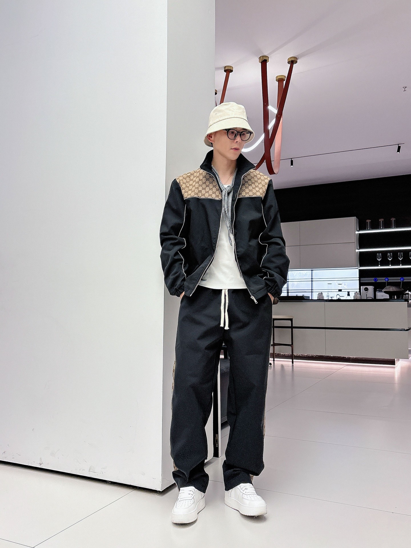 NO:523395,Gucci* casual set style 2025 autumn and winter style top imported private goods, high-end splicing hooded set custom hardware to create multi-zipper multi-pocket design set, the counter style is fashionable and luxurious, the quality is unquestionable, the upper body effect is excellent, the same style on the luxury official website, style counter size M-3XL,,gucci,gucci,hats,alexander wang19860909古驰 Gucci*休闲套装版型 2025秋冬款顶级进口私货,高端拼接连帽套装定制五金打造多拉链多口袋设计套装,专柜款时尚不失奢华 品质毋庸置疑 上身效果超赞,奢华官网同款 款式专柜尺码M-3XL,,gucci,gucci,hats,alexander wang,Men's clothing