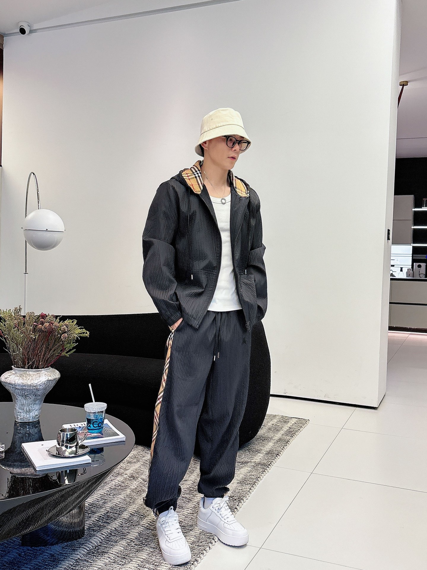 NO:572366,Burberry BBR* casual suit version 2025 autumn and winter top imported private goods, high-end spliced ​​hooded suit with customized hardware to create a multi-zipper and multi-pocket design suit, the counter version is fashionable yet luxurious. The quality is unquestionable. The upper body effect is great, the same style on the luxury official website. Style counter size M-3XL,, burberry, hats, alexander wang19860909巴宝莉 BBR*休闲套装版型 2025秋冬款顶级进口私货,高端拼接连帽套装定制五金打造多拉链多口袋设计套装,专柜款时尚不失奢华 品质毋庸置疑 上身效果超赞,奢华官网同款 款式专柜尺码M-3XL,,burberry,hats,alexander wang,Men's clothing