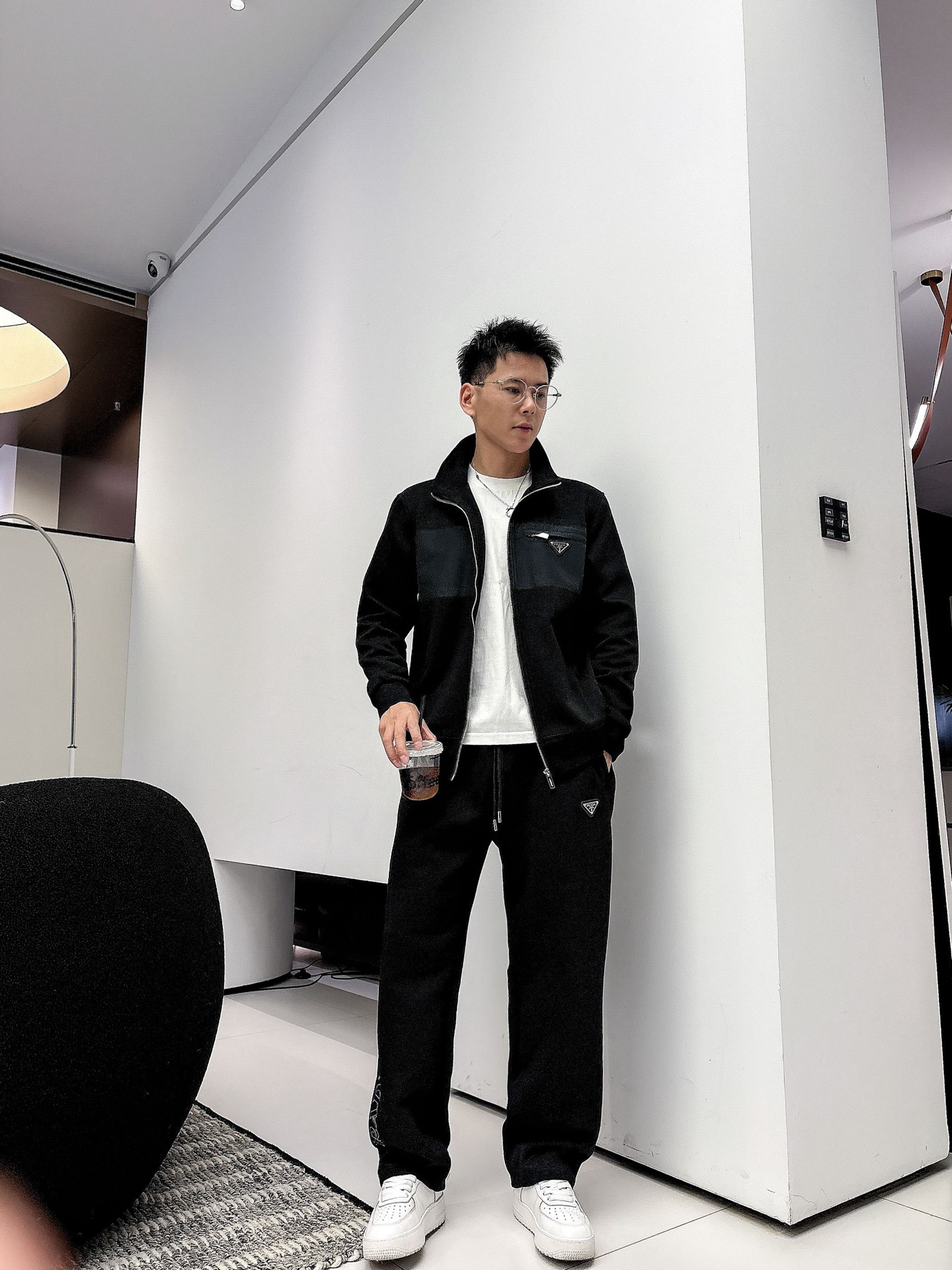 NO:524962,PRAD* set style M-XXXL Top-level spliced ​​metal triangle mark pocket zipper letter logo splicing casual set, classic black and white fusion versatile counter style set, top-level precision made fusion auxiliary materials, trendy men's fashion, whether it is the comfort of the upper body or it is incomparable, it can be said to be a must-have for summer 170-125(M) -140(L) 178-155 (XL) 178-165(XXL) 180-(XXXL),,prada,alexander wang19860909PRAD*套装版型M-XXXL 顶级拼接金属三角标口袋拉链字母logo拼接休闲套装,经典黑白融合百搭专柜款套装,顶级精工制做融合辅料打造,潮男时尚,无论是上身舒适度还是都是无可比拟的存在,可以说是夏日必备 170-125(M) -140(L) 178-155 (XL)178-165(XXL) 180-(XXXL),,prada,alexander wang,Men's clothing