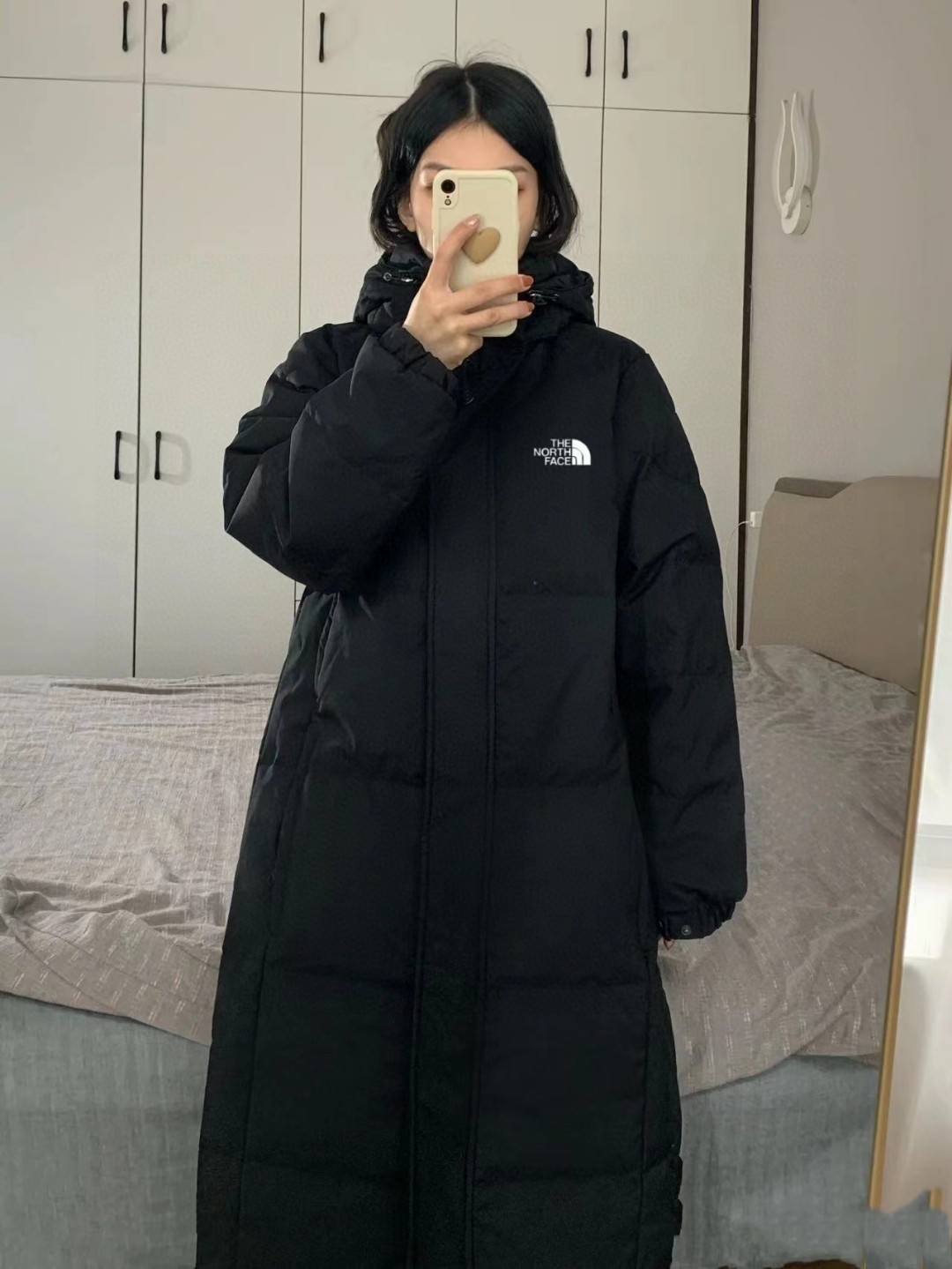 供货价:180💰『黑金长款羽绒服』石墨烯自发热工艺,80鸭绒填充内里,原包装+原吊牌 最高版本【大朵绒90%白鸭绒北面The Noeth Face长款多口袋大朵绒羽绒服中戏情侣款加厚正宗大朵白鸭绒】
报单备注黑金里布
市场最高版本没有比这个最高版本的了可对比！实体店2000+高货品质 采用3合1的面料厚度扎实才正宗！区别哪些垃圾面料保暖效果不锁🔒温！蓬松只会穿起来没有型！真实大朵绒 不瞎吹！4个口袋采用加绒布！随便比较质量！面料防水防污 不粘毛 不粘灰很容易打理！里面有黑金增温里布市场最高黑金里布 没有比这个更高端的了！懂得都懂！

区别市场低端版本👇
✔️我家的4个口袋都加绒
✔️市场最高端里布是黑金增热里布
✔️3合1复合防水防脏显瘦锁温厚实面料----
✔️大朵绒 保暖效果 AAAAA
✔️细节🤏处理非常到位实体店2000+品质货

零下30度无压力！质量绝绝子非常显瘦修身！采用同款中戏版型！非普通质量！采用轻量化大朵白鸭绒！非常舒适！口袋多口袋拉链设计！拿到手没有廉价感！四层锁绒工艺！不跑绒不钻绒！帽子可拆卸！做工非常复杂！最后细节放下面👇细品用品说品！韩版正宗三大码！情侣款最大可穿到190斤
颜色：黑色
尺码：XL       XXL     XXXL
胸围：121     125     129
袖长：65        66       67
肩宽：49.5     50.5   51.5
衣长：115      116    117
下摆：116       120    124
尺码推荐
XL：90-115斤
XXL：115-145斤
XXXL：145-190斤
注意：手工误差2CM属于正常