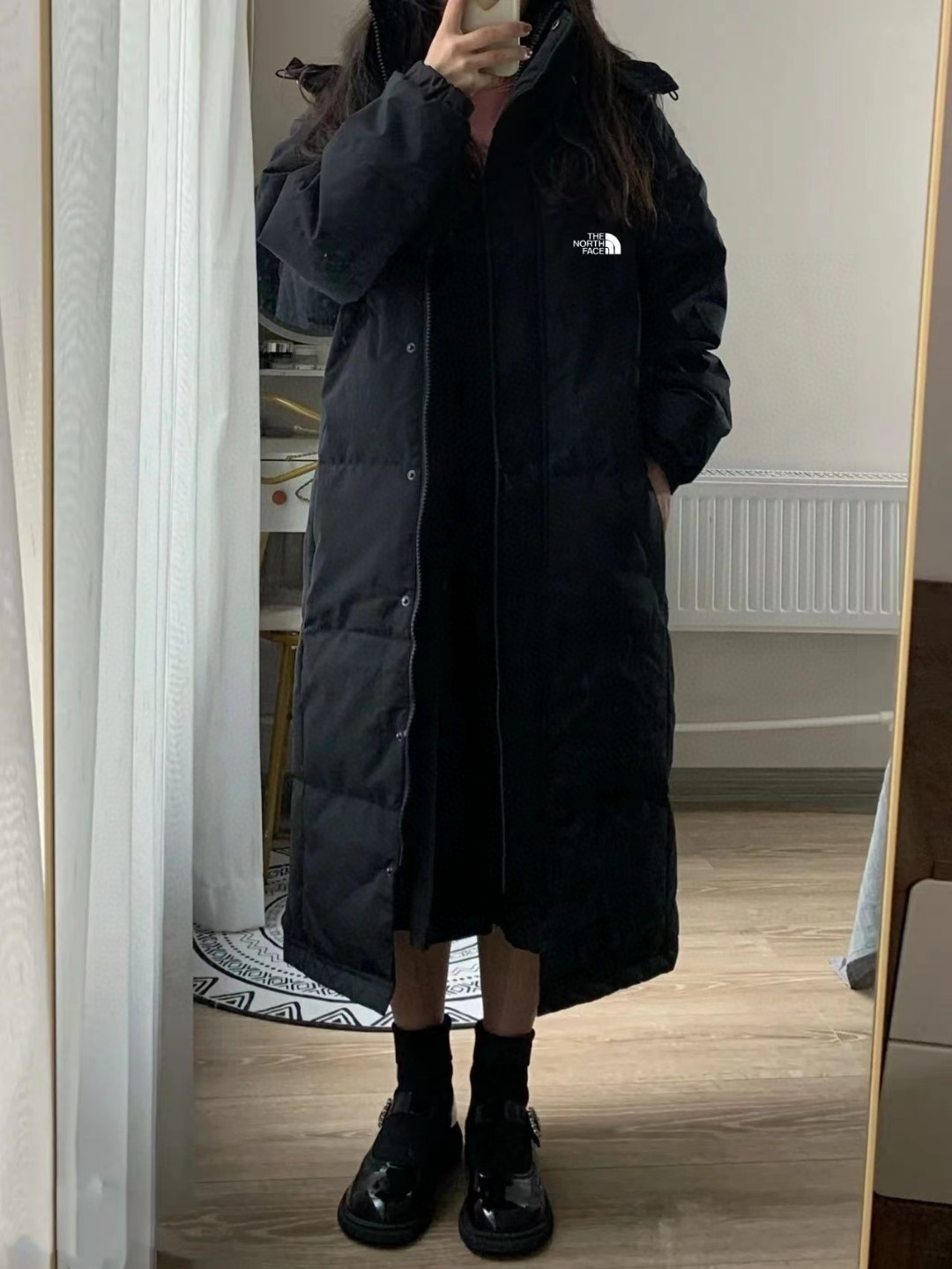 供货价:180💰『黑金长款羽绒服』石墨烯自发热工艺,80鸭绒填充内里,原包装+原吊牌 最高版本【大朵绒90%白鸭绒北面The Noeth Face长款多口袋大朵绒羽绒服中戏情侣款加厚正宗大朵白鸭绒】
报单备注黑金里布
市场最高版本没有比这个最高版本的了可对比！实体店2000+高货品质 采用3合1的面料厚度扎实才正宗！区别哪些垃圾面料保暖效果不锁🔒温！蓬松只会穿起来没有型！真实大朵绒 不瞎吹！4个口袋采用加绒布！随便比较质量！面料防水防污 不粘毛 不粘灰很容易打理！里面有黑金增温里布市场最高黑金里布 没有比这个更高端的了！懂得都懂！

区别市场低端版本👇
✔️我家的4个口袋都加绒
✔️市场最高端里布是黑金增热里布
✔️3合1复合防水防脏显瘦锁温厚实面料----
✔️大朵绒 保暖效果 AAAAA
✔️细节🤏处理非常到位实体店2000+品质货

零下30度无压力！质量绝绝子非常显瘦修身！采用同款中戏版型！非普通质量！采用轻量化大朵白鸭绒！非常舒适！口袋多口袋拉链设计！拿到手没有廉价感！四层锁绒工艺！不跑绒不钻绒！帽子可拆卸！做工非常复杂！最后细节放下面👇细品用品说品！韩版正宗三大码！情侣款最大可穿到190斤
颜色：黑色
尺码：XL       XXL     XXXL
胸围：121     125     129
袖长：65        66       67
肩宽：49.5     50.5   51.5
衣长：115      116    117
下摆：116       120    124
尺码推荐
XL：90-115斤
XXL：115-145斤
XXXL：145-190斤
注意：手工误差2CM属于正常