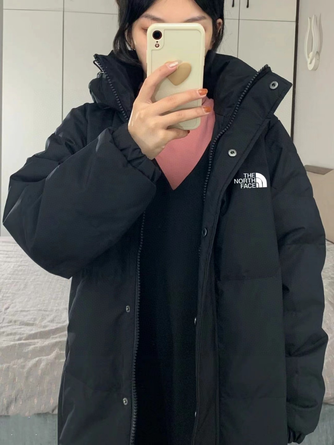 供货价:180💰『黑金长款羽绒服』石墨烯自发热工艺,80鸭绒填充内里,原包装+原吊牌 最高版本【大朵绒90%白鸭绒北面The Noeth Face长款多口袋大朵绒羽绒服中戏情侣款加厚正宗大朵白鸭绒】
报单备注黑金里布
市场最高版本没有比这个最高版本的了可对比！实体店2000+高货品质 采用3合1的面料厚度扎实才正宗！区别哪些垃圾面料保暖效果不锁🔒温！蓬松只会穿起来没有型！真实大朵绒 不瞎吹！4个口袋采用加绒布！随便比较质量！面料防水防污 不粘毛 不粘灰很容易打理！里面有黑金增温里布市场最高黑金里布 没有比这个更高端的了！懂得都懂！

区别市场低端版本👇
✔️我家的4个口袋都加绒
✔️市场最高端里布是黑金增热里布
✔️3合1复合防水防脏显瘦锁温厚实面料----
✔️大朵绒 保暖效果 AAAAA
✔️细节🤏处理非常到位实体店2000+品质货

零下30度无压力！质量绝绝子非常显瘦修身！采用同款中戏版型！非普通质量！采用轻量化大朵白鸭绒！非常舒适！口袋多口袋拉链设计！拿到手没有廉价感！四层锁绒工艺！不跑绒不钻绒！帽子可拆卸！做工非常复杂！最后细节放下面👇细品用品说品！韩版正宗三大码！情侣款最大可穿到190斤
颜色：黑色
尺码：XL       XXL     XXXL
胸围：121     125     129
袖长：65        66       67
肩宽：49.5     50.5   51.5
衣长：115      116    117
下摆：116       120    124
尺码推荐
XL：90-115斤
XXL：115-145斤
XXXL：145-190斤
注意：手工误差2CM属于正常