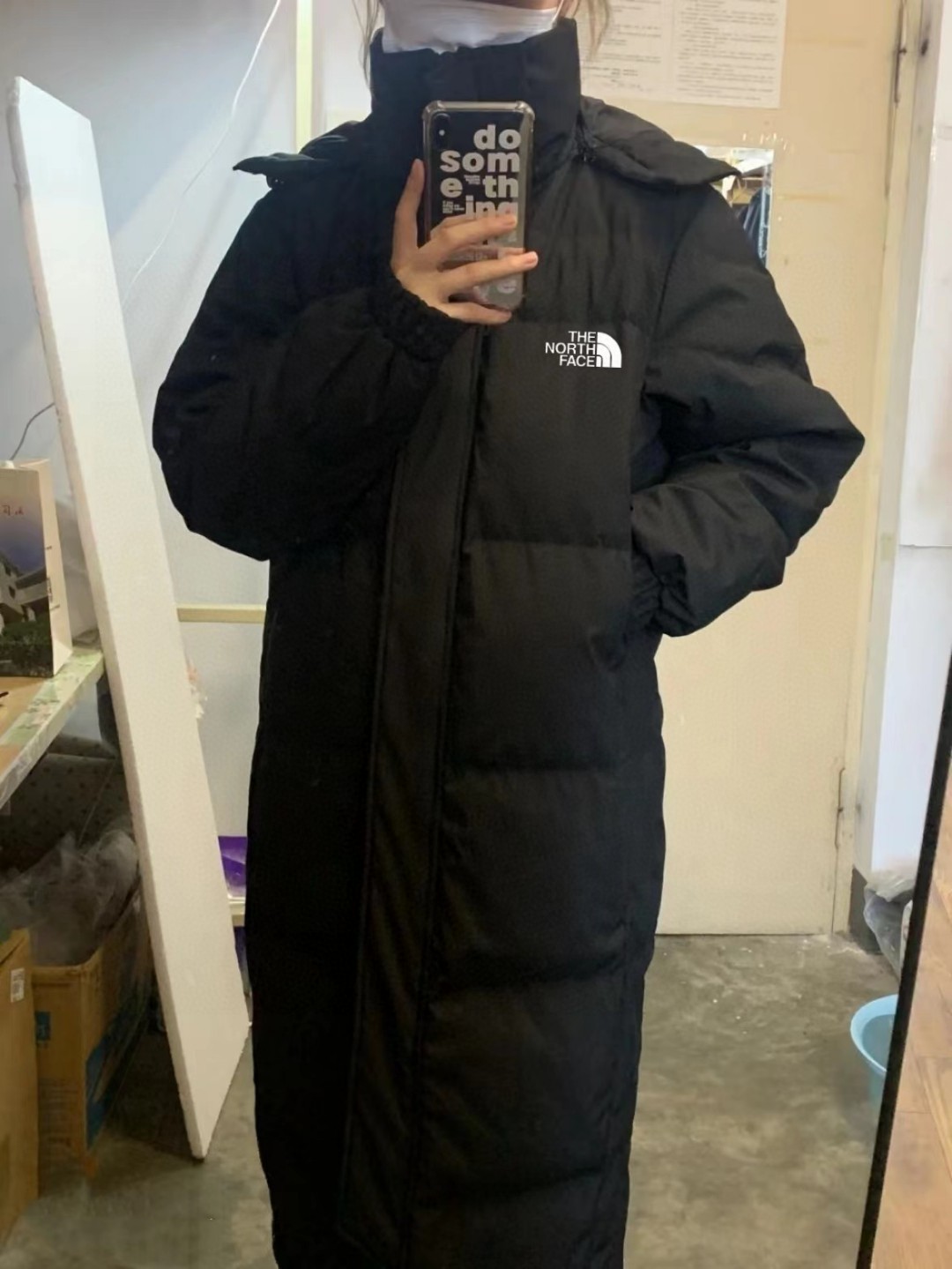 供货价:180💰『黑金长款羽绒服』石墨烯自发热工艺,80鸭绒填充内里,原包装+原吊牌 最高版本【大朵绒90%白鸭绒北面The Noeth Face长款多口袋大朵绒羽绒服中戏情侣款加厚正宗大朵白鸭绒】
报单备注黑金里布
市场最高版本没有比这个最高版本的了可对比！实体店2000+高货品质 采用3合1的面料厚度扎实才正宗！区别哪些垃圾面料保暖效果不锁🔒温！蓬松只会穿起来没有型！真实大朵绒 不瞎吹！4个口袋采用加绒布！随便比较质量！面料防水防污 不粘毛 不粘灰很容易打理！里面有黑金增温里布市场最高黑金里布 没有比这个更高端的了！懂得都懂！

区别市场低端版本👇
✔️我家的4个口袋都加绒
✔️市场最高端里布是黑金增热里布
✔️3合1复合防水防脏显瘦锁温厚实面料----
✔️大朵绒 保暖效果 AAAAA
✔️细节🤏处理非常到位实体店2000+品质货

零下30度无压力！质量绝绝子非常显瘦修身！采用同款中戏版型！非普通质量！采用轻量化大朵白鸭绒！非常舒适！口袋多口袋拉链设计！拿到手没有廉价感！四层锁绒工艺！不跑绒不钻绒！帽子可拆卸！做工非常复杂！最后细节放下面👇细品用品说品！韩版正宗三大码！情侣款最大可穿到190斤
颜色：黑色
尺码：XL       XXL     XXXL
胸围：121     125     129
袖长：65        66       67
肩宽：49.5     50.5   51.5
衣长：115      116    117
下摆：116       120    124
尺码推荐
XL：90-115斤
XXL：115-145斤
XXXL：145-190斤
注意：手工误差2CM属于正常