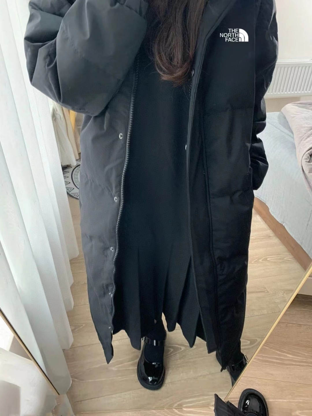 供货价:180💰『黑金长款羽绒服』石墨烯自发热工艺,80鸭绒填充内里,原包装+原吊牌 最高版本【大朵绒90%白鸭绒北面The Noeth Face长款多口袋大朵绒羽绒服中戏情侣款加厚正宗大朵白鸭绒】
报单备注黑金里布
市场最高版本没有比这个最高版本的了可对比！实体店2000+高货品质 采用3合1的面料厚度扎实才正宗！区别哪些垃圾面料保暖效果不锁🔒温！蓬松只会穿起来没有型！真实大朵绒 不瞎吹！4个口袋采用加绒布！随便比较质量！面料防水防污 不粘毛 不粘灰很容易打理！里面有黑金增温里布市场最高黑金里布 没有比这个更高端的了！懂得都懂！

区别市场低端版本👇
✔️我家的4个口袋都加绒
✔️市场最高端里布是黑金增热里布
✔️3合1复合防水防脏显瘦锁温厚实面料----
✔️大朵绒 保暖效果 AAAAA
✔️细节🤏处理非常到位实体店2000+品质货

零下30度无压力！质量绝绝子非常显瘦修身！采用同款中戏版型！非普通质量！采用轻量化大朵白鸭绒！非常舒适！口袋多口袋拉链设计！拿到手没有廉价感！四层锁绒工艺！不跑绒不钻绒！帽子可拆卸！做工非常复杂！最后细节放下面👇细品用品说品！韩版正宗三大码！情侣款最大可穿到190斤
颜色：黑色
尺码：XL       XXL     XXXL
胸围：121     125     129
袖长：65        66       67
肩宽：49.5     50.5   51.5
衣长：115      116    117
下摆：116       120    124
尺码推荐
XL：90-115斤
XXL：115-145斤
XXXL：145-190斤
注意：手工误差2CM属于正常