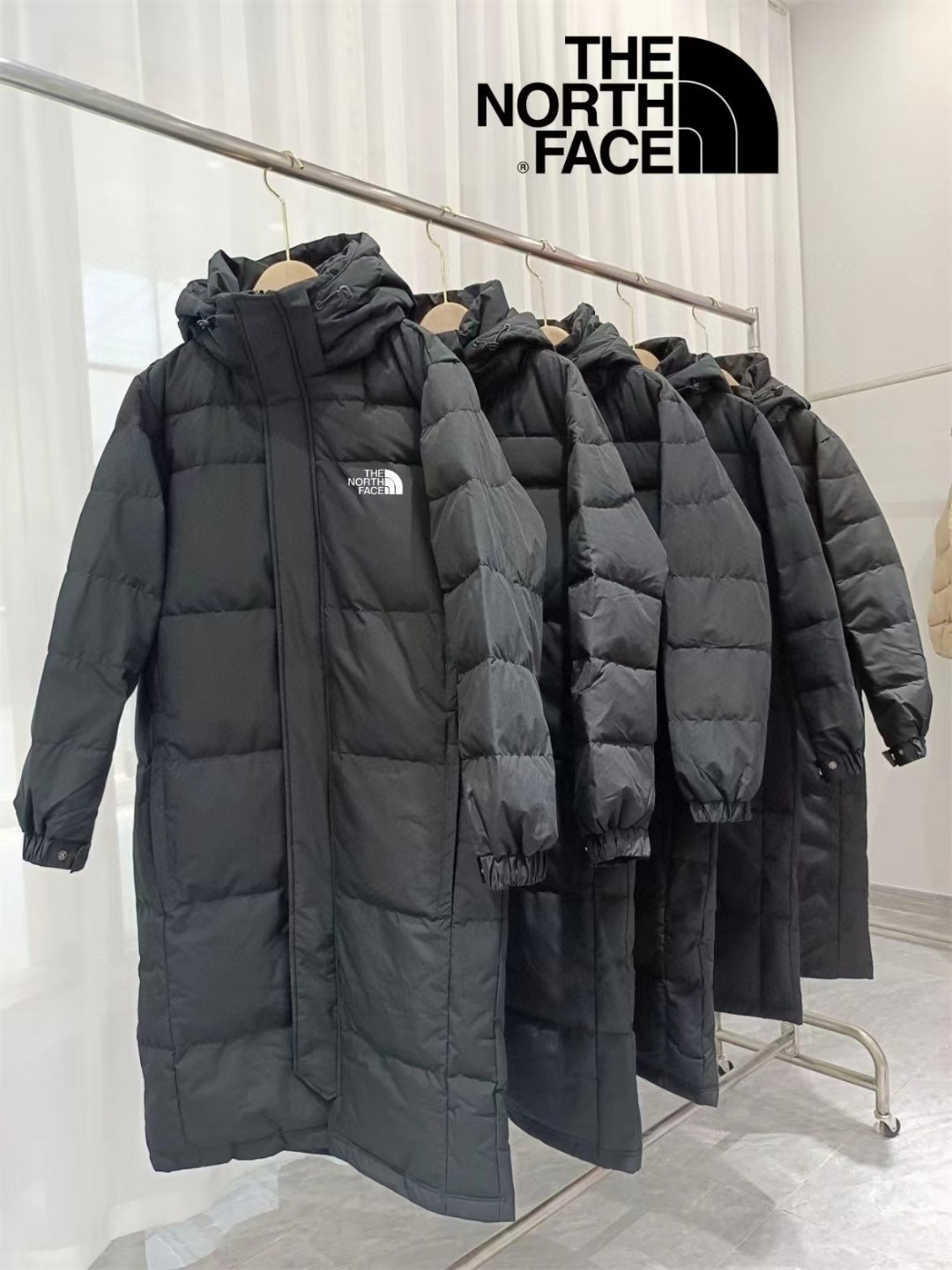 供货价:180💰『黑金长款羽绒服』石墨烯自发热工艺,80鸭绒填充内里,原包装+原吊牌 最高版本【大朵绒90%白鸭绒北面The Noeth Face长款多口袋大朵绒羽绒服中戏情侣款加厚正宗大朵白鸭绒】
报单备注黑金里布
市场最高版本没有比这个最高版本的了可对比！实体店2000+高货品质 采用3合1的面料厚度扎实才正宗！区别哪些垃圾面料保暖效果不锁🔒温！蓬松只会穿起来没有型！真实大朵绒 不瞎吹！4个口袋采用加绒布！随便比较质量！面料防水防污 不粘毛 不粘灰很容易打理！里面有黑金增温里布市场最高黑金里布 没有比这个更高端的了！懂得都懂！

区别市场低端版本👇
✔️我家的4个口袋都加绒
✔️市场最高端里布是黑金增热里布
✔️3合1复合防水防脏显瘦锁温厚实面料----
✔️大朵绒 保暖效果 AAAAA
✔️细节🤏处理非常到位实体店2000+品质货

零下30度无压力！质量绝绝子非常显瘦修身！采用同款中戏版型！非普通质量！采用轻量化大朵白鸭绒！非常舒适！口袋多口袋拉链设计！拿到手没有廉价感！四层锁绒工艺！不跑绒不钻绒！帽子可拆卸！做工非常复杂！最后细节放下面👇细品用品说品！韩版正宗三大码！情侣款最大可穿到190斤
颜色：黑色
尺码：XL       XXL     XXXL
胸围：121     125     129
袖长：65        66       67
肩宽：49.5     50.5   51.5
衣长：115      116    117
下摆：116       120    124
尺码推荐
XL：90-115斤
XXL：115-145斤
XXXL：145-190斤
注意：手工误差2CM属于正常