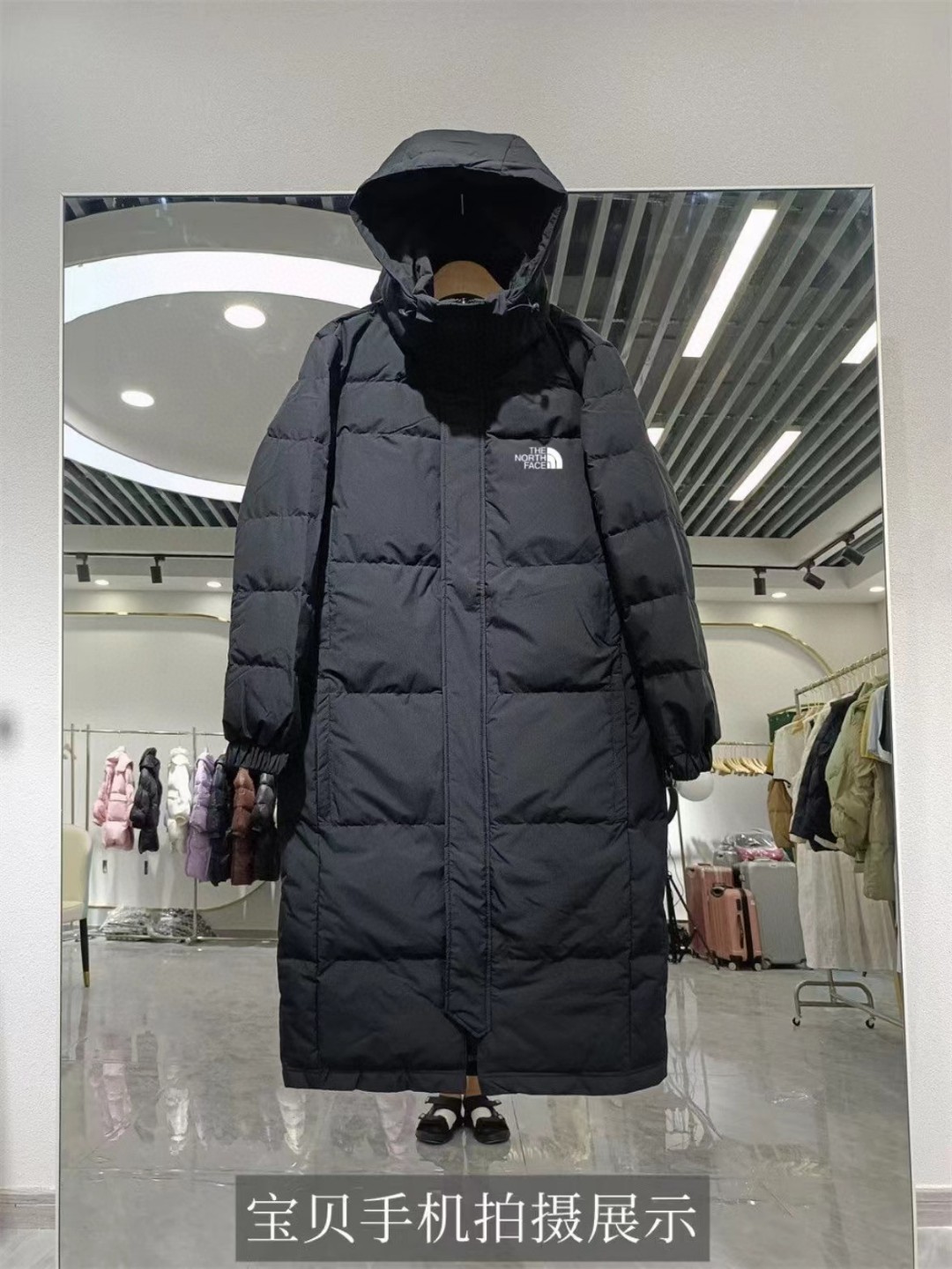 供货价:180💰『黑金长款羽绒服』石墨烯自发热工艺,80鸭绒填充内里,原包装+原吊牌 最高版本【大朵绒90%白鸭绒北面The Noeth Face长款多口袋大朵绒羽绒服中戏情侣款加厚正宗大朵白鸭绒】
报单备注黑金里布
市场最高版本没有比这个最高版本的了可对比！实体店2000+高货品质 采用3合1的面料厚度扎实才正宗！区别哪些垃圾面料保暖效果不锁🔒温！蓬松只会穿起来没有型！真实大朵绒 不瞎吹！4个口袋采用加绒布！随便比较质量！面料防水防污 不粘毛 不粘灰很容易打理！里面有黑金增温里布市场最高黑金里布 没有比这个更高端的了！懂得都懂！

区别市场低端版本👇
✔️我家的4个口袋都加绒
✔️市场最高端里布是黑金增热里布
✔️3合1复合防水防脏显瘦锁温厚实面料----
✔️大朵绒 保暖效果 AAAAA
✔️细节🤏处理非常到位实体店2000+品质货

零下30度无压力！质量绝绝子非常显瘦修身！采用同款中戏版型！非普通质量！采用轻量化大朵白鸭绒！非常舒适！口袋多口袋拉链设计！拿到手没有廉价感！四层锁绒工艺！不跑绒不钻绒！帽子可拆卸！做工非常复杂！最后细节放下面👇细品用品说品！韩版正宗三大码！情侣款最大可穿到190斤
颜色：黑色
尺码：XL       XXL     XXXL
胸围：121     125     129
袖长：65        66       67
肩宽：49.5     50.5   51.5
衣长：115      116    117
下摆：116       120    124
尺码推荐
XL：90-115斤
XXL：115-145斤
XXXL：145-190斤
注意：手工误差2CM属于正常