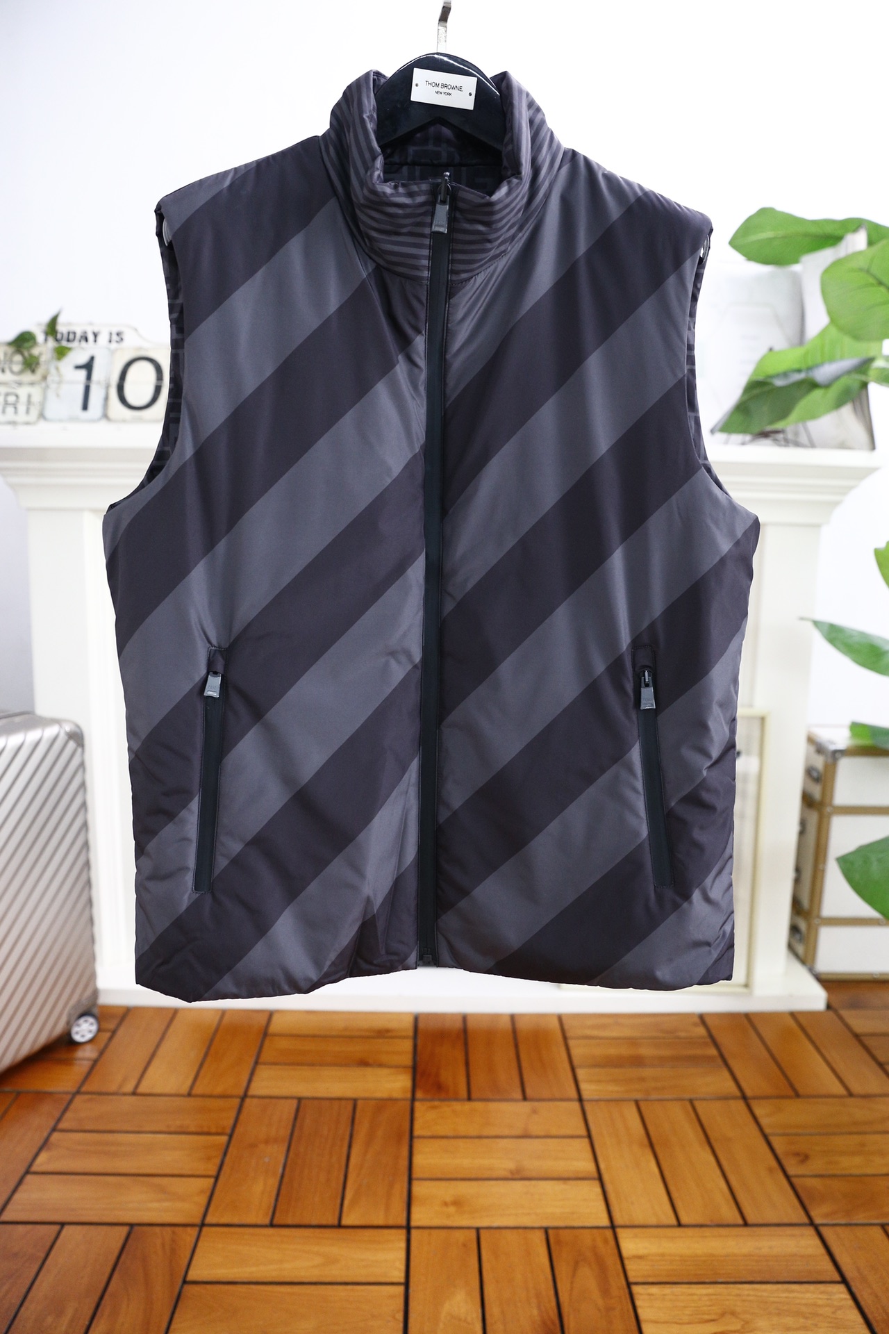 NO:124282,Fendi/Fe*di. The new double-sided cotton vest in autumn and winter is comfortable and warm, with a full range of grades. The luxurious and classic brand logo perfectly outlines the layering of modern and fashionable aesthetics and visual aesthetics. The amount of velvet is excellent, showing a more luxurious atmosphere, and the warmth effect is beyond doubt. The must-have for autumn and winter is super warm, handsome and not bloated. It is a winter cold-proof tool. It is released simultaneously on the pipeline network, which will definitely surprise you throughout the autumn and winter!  Counter size 48-56, shipped the next day!  ,fendi,alexander wang19860909芬迪/Fe*di. 秋冬新款双面可穿棉马甲舒适保暖,档次十足,奢华经典品牌logo完美勾勒出现代又时尚美学以及视觉审美方面的层次感,充绒量更是极佳,更显奢华气息,保暖效果更是毋庸置疑.秋冬必备超级保暖,又帅气还不臃肿,属于冬季御寒神器,管网同步发售,绝对能让你惊艳一整个秋冬！专柜尺码48-56,隔天出货！,,fendi,alexander wang,Men's clothing