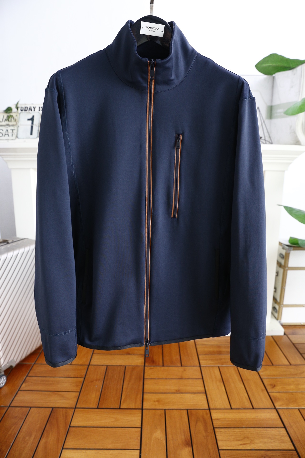 NO:124285,Jeni*/Ze*na. Big recommendation!  High-end ready-to-wear classic stand-up collar jacket!  Let you feel the unique handsomeness. It uses imported custom fabrics. The gentle and comfortable texture is only known by buying it. It creates a fashion taste. The perfect fit style. All details look very exquisite. Visually high-end and atmospheric, high-quality, good style. The quality of the original high-end hardware accessories is absolutely first-class. Wear a unique lifestyle. Fashionable and super cold resistance, comfortable and warm. A good product with impeccable quality!  This fashion that highlights the charm of men is never out of date and is definitely worth entering the cabinet!  Counter size 48-56, shipped the next day!  ,zegna,jackets & coats,alexander wang19860909杰尼*/Ze*na.重磅推荐！高级成衣 十足腔调经典立领夹克！让你感受与众不同的帅气 采用进口定制面料 轻柔舒适质感只有入手才知道 做出时装味道 完美合身版型 所有细节都显得非常的精致 视觉上高端大气,高品质,好版型,原版高档五金配件的品质绝对一流.穿出一种独特的生活方式 时尚且拥有超强的抗寒性 舒适保暖 品质无可挑剔的好货 ！这款更加彰显男性魅力的时装 永不过时 绝对值得入柜！专柜尺码48-56,隔天出货！,,zegna,jackets & coats,alexander wang,Men's clothing