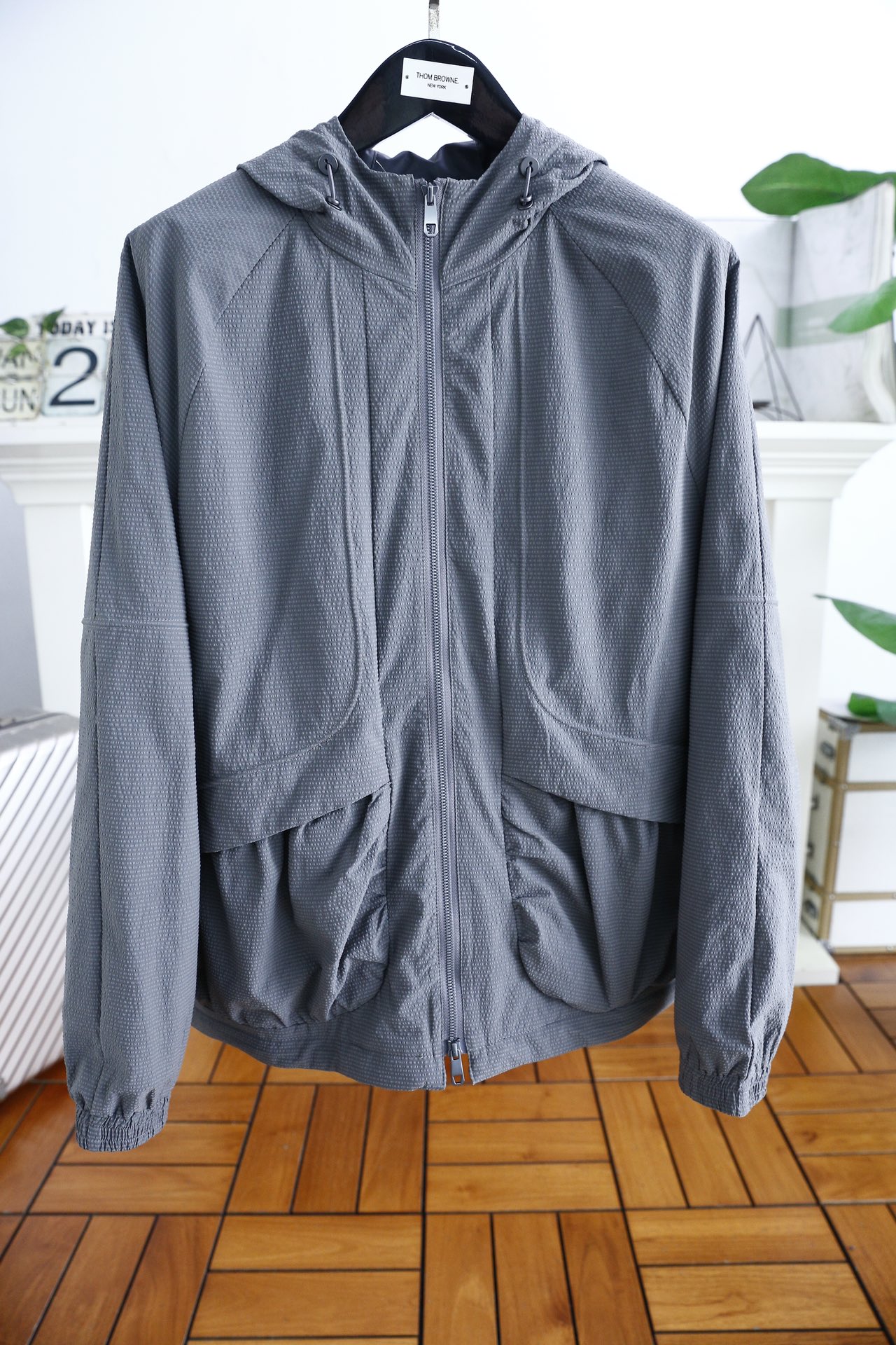 NO:124240,Jeni*/Z*gna. Early spring fashion new men's hooded zipper jacket fashionable casual jacket jacket!  The texture of high-end top-grade fabric is very high-end and delicate, with a strong sense of class, and is designed with a luxurious brand classic element!  It is both business and casual, and the style is versatile and suitable for all occasions. Anyone can easily control it!  Counter size M-3XL, shipped the next day!  ,zegna,jackets & coats,jackets & coats,hats,alexander wang19860909杰尼*/Z*gna.早春时尚新品男士连帽拉链外套时尚休闲外套夹克！采用高档顶级面料的质感很高档细腻,档次感强 ,奢华品牌经典元素设计！商务休闲兼备款,款式百搭适合各种场合 ,任何人都可以轻松驾驭！专柜尺码M-3XL,隔天出货！,,zegna,jackets & coats,jackets & coats,hats,alexander wang,Men's clothing