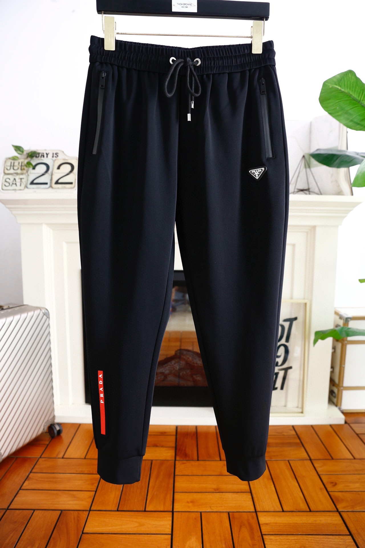 NO:136473,Pula*/Pra*a. 24 new men's elastic waist casual trousers!  It uses imported high-end top-grade fabrics, luxurious and classic brand logo design, and the upper body is casual and comfortable!  The closing design is unrestrained!  The same product for overseas European counters, the upper body is fashionable and sporty, very low-key and luxurious!  The stitching of the turner is delicate and strong!  Perfect three-dimensional tailoring, highly recommend buying the product!  Counter size: M-3XL, shipped the next day!  ,prada,prada,alexander wang19860909普拉*/Pra*a. 24新款男士松紧腰休闲长裤！采用进口高档顶级面料,奢华经典品牌logo设计 上身随意舒服！收口设计无束缚感！海外欧洲专柜同品,上身时尚运动显时尚,很低调且不失奢华品味！车工缝线细致而强悍！完美立体剪裁,强烈推荐购入货色！专柜尺码:M-3XL,隔天出货！,,prada,prada,alexander wang,Men's clothing