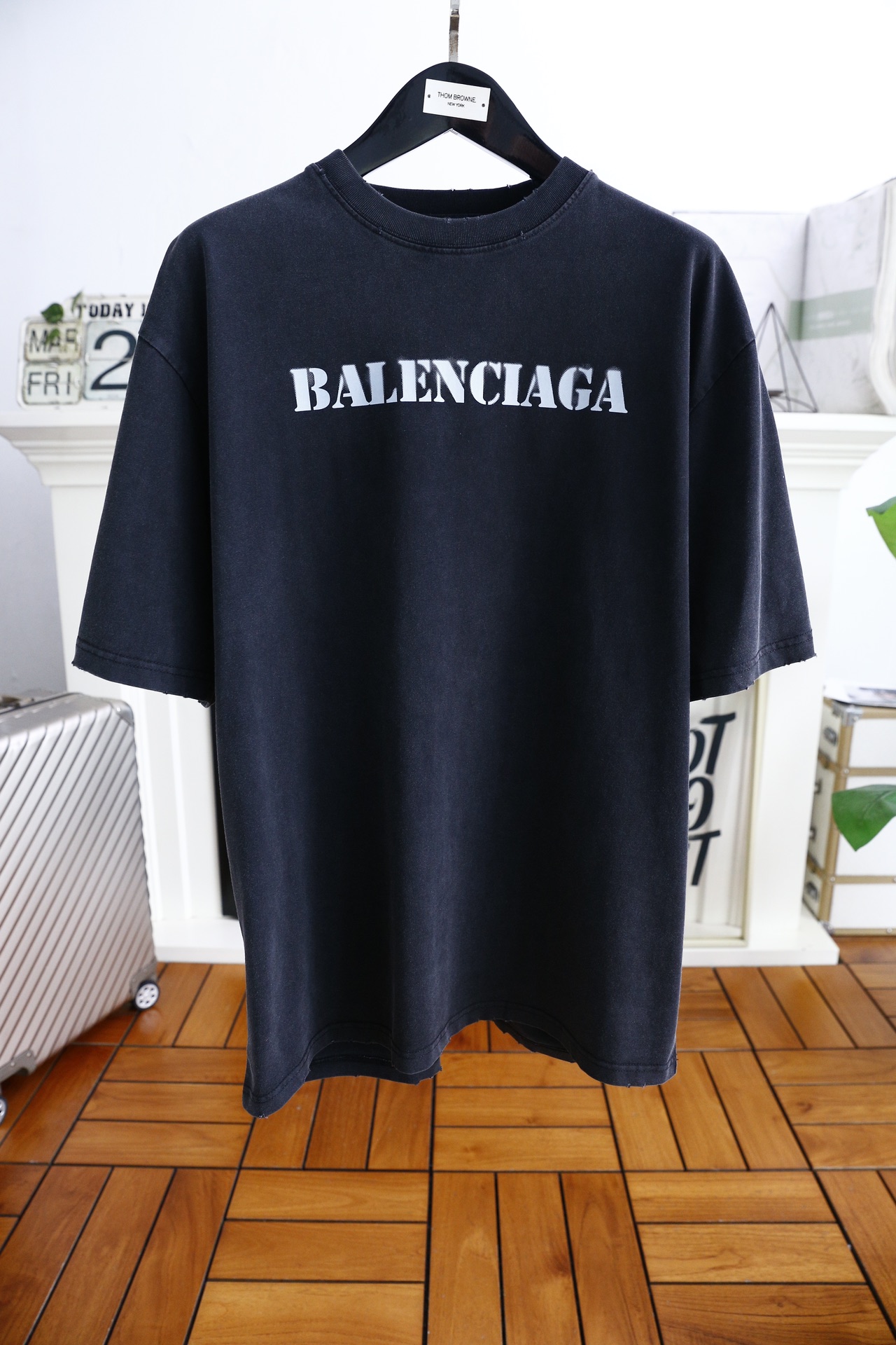 Pzedqe巴黎世家/Balenciaga.24Fw夏季新品品质控推荐！年年经典爆款！款式阔型圆领短袖T恤  奢华品牌字母LOGO设计,领口微微的贴合颈部 上身时尚潮流 这款宽松的剪裁 无数次的调整！超级百搭！潮男必备单品！专柜尺码：XS-L，隔天出货！（下单请报身高体重）