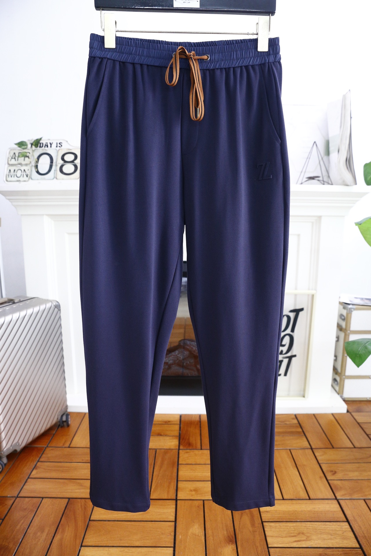 NO:136466,Jeni*/Ze*na. Summer thin men's casual pants!  Elastic waist casual pants, classic and versatile, brand pattern LOGO embellishment, classic casual foot design!  It greatly improves matching. Combined style. Sleep-on-side pockets. Summer thin fabric. Customer-supplied blended material. Skin-friendly and soft and breathable, with a good sense of wearing. All hardware and accessories are ordered. Summer must-have items!  Counter size M-3XL., zegna,alexander wang19860909杰尼*/Ze*na. 夏季薄款男士休闲裤！松紧腰休闲裤 经典百搭 品牌图案LOGO点缀 经典休闲小脚设计！大大提升了搭配性 合体的版型 两侧插袋 夏季薄款的面料 客供混纺的材质 亲肤柔软透气,有着很好的穿着体感 五金辅料全品相订单,夏季必备单品！专柜尺码M-3XL.,,zegna,alexander wang,Men's clothing