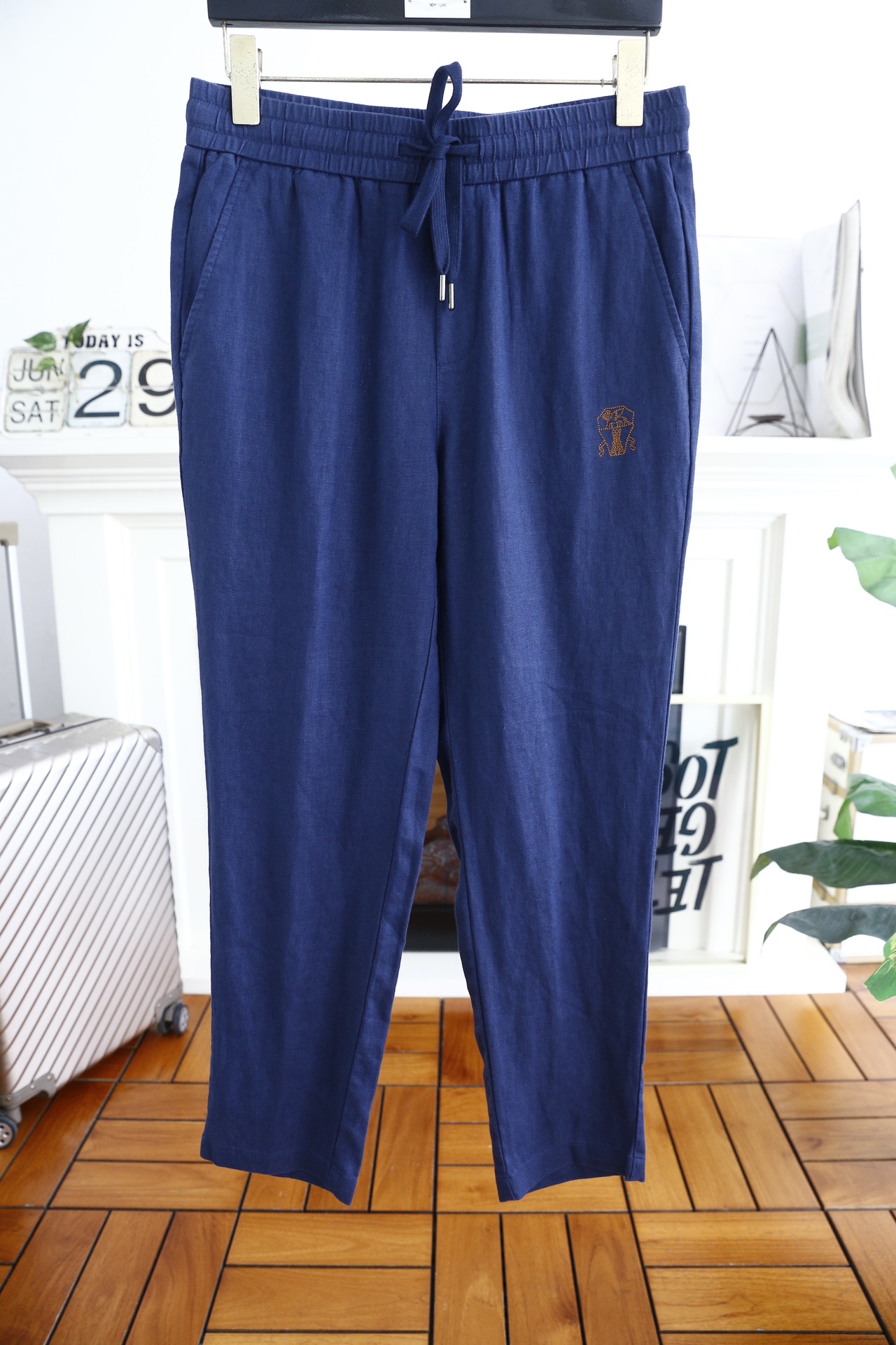 NO:136459,Brunello Cucinelli. Summer thin men's casual pants!  Luxury classic brand LOGO design!  Elastic waist casual pants, classic and versatile, luxury brand classic elements, classic casual foot design!  It greatly improves matching. Combined style. Sleep-on-side pockets. Summer thin fabric. Customer-supplied blended material. Skin-friendly and soft and breathable, with a good sense of wearing. All hardware and accessories are ordered. Summer must-have items!  Counter size 48-56, shipped the next day!  brunello cucinelli alexander wang19860909Brunello Cucinelli. 夏季薄款男士休闲裤！奢华经典品牌LOGO设计！松紧腰休闲裤 经典百搭 奢华品牌经典元素经典休闲小脚设计！大大提升了搭配性 合体的版型 两侧插袋 夏季薄款的面料 客供混纺的材质 亲肤柔软透气,有着很好的穿着体感 五金辅料全品相订单,夏季必备单品！专柜尺码48-56,隔天出货！,,brunello cucinelli,alexander wang,Men's clothing