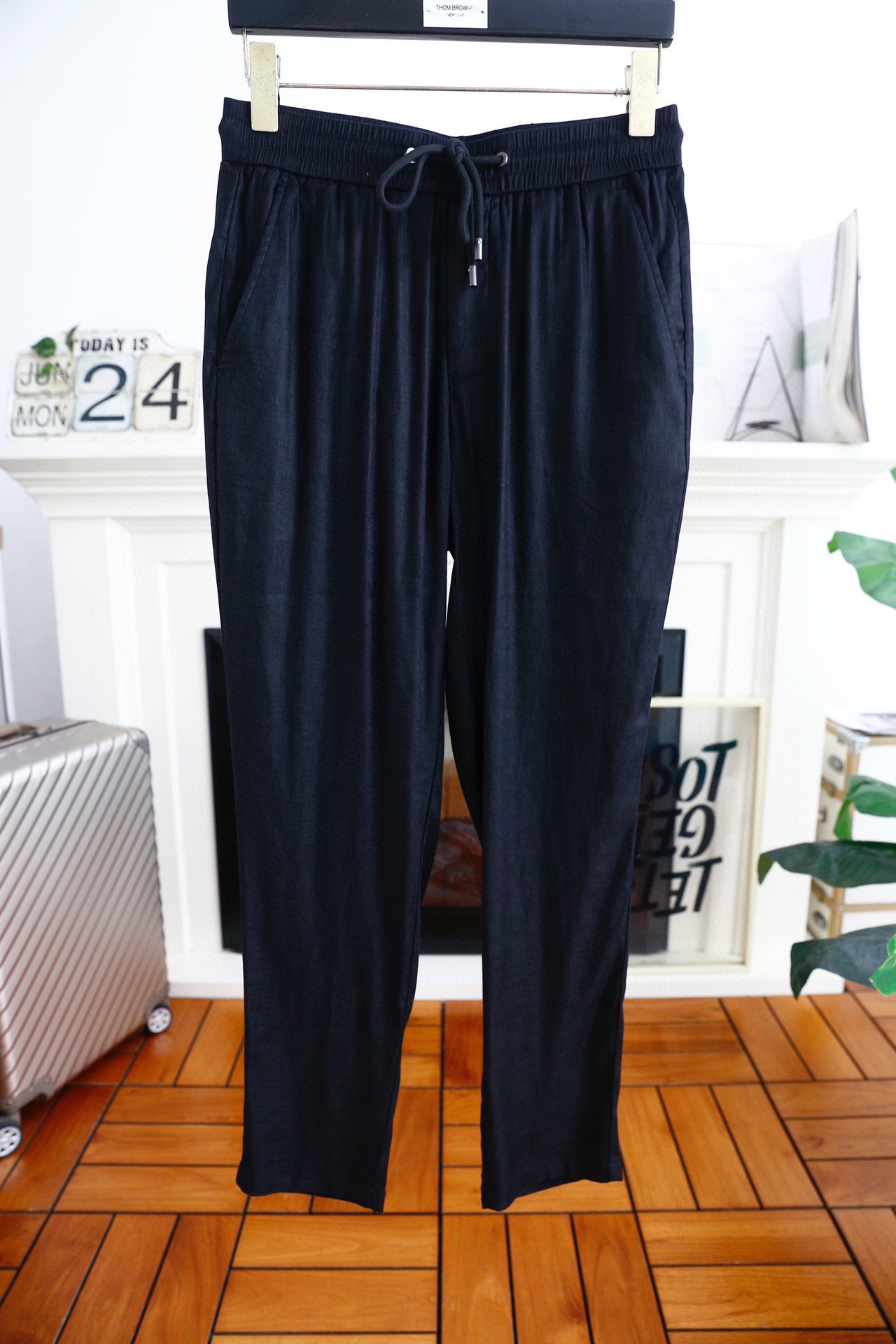 NO:136464,Brunello Cucinelli. 24 summer classic men's fashionable original casual pants, high-end linen and cotton fabric, comfortable and warm, excellent counter brand logo design, casual and comfortable on the upper body!  No sense of restraint!  The same product for overseas European counters, the upper body is fashionable and sporty, very low-key and luxurious!  The stitching of the turner is delicate and strong!  Perfect three-dimensional tailoring, highly recommend buying the product!  Counter size: 30-38, no 37!  Shipping the next day!  brunello cucinelli alexander wang19860909Brunello Cucinelli. 24夏季经典男士时尚原单休闲裤,采用高档麻棉面料,舒适保暖极佳专柜品牌logo设计 上身随意舒服！无束缚感！海外欧洲专柜同品,上身时尚运动显时尚,很低调且不失奢华品味！车工缝线细致而强悍！完美立体剪裁,强烈推荐购入货色！专柜尺码:30-38,无37！隔天出货！,,brunello cucinelli,alexander wang,Men's clothing