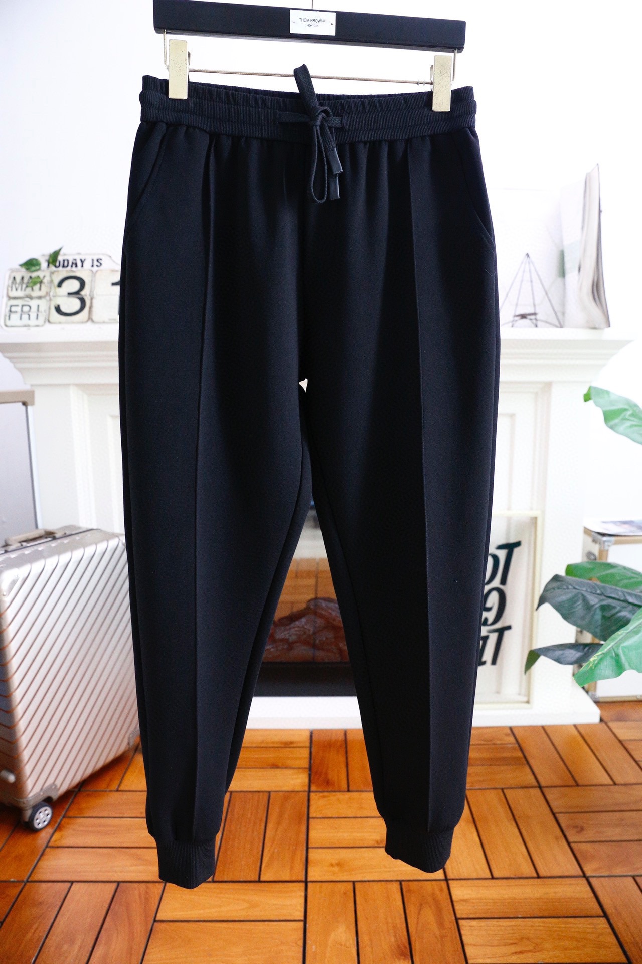 NO:136460,Brunello Cucinelli. 24 summer new fashion brand original single men's wardrobe, using imported high-end top wardrobe fabric, luxury brand classic logo design, casual and comfortable on the upper body!  Fashionable and versatile straight tube pairing without restraint!  The same product for overseas European counters, the upper body is fashionable and sporty, very low-key and luxurious!  The stitching of the turner is delicate and strong!  Perfect three-dimensional tailoring, highly recommend buying the product!  Counter size M-3XL, shipped the next day!  !  brunello cucinelli alexander wang19860909Brunello Cucinelli. 24夏季新品时尚潮牌原单男士卫裤,采用进口高档顶级卫裤面料,奢华品牌经典logo设计 上身随意舒服！时尚百搭直筒搭配无束缚感！海外欧洲专柜同品,上身时尚运动显时尚,很低调且不失奢华品味！车工缝线细致而强悍！完美立体剪裁,强烈推荐购入货色！专柜尺码M-3XL,隔天出货！！,,brunello cucinelli,alexander wang,Men's clothing