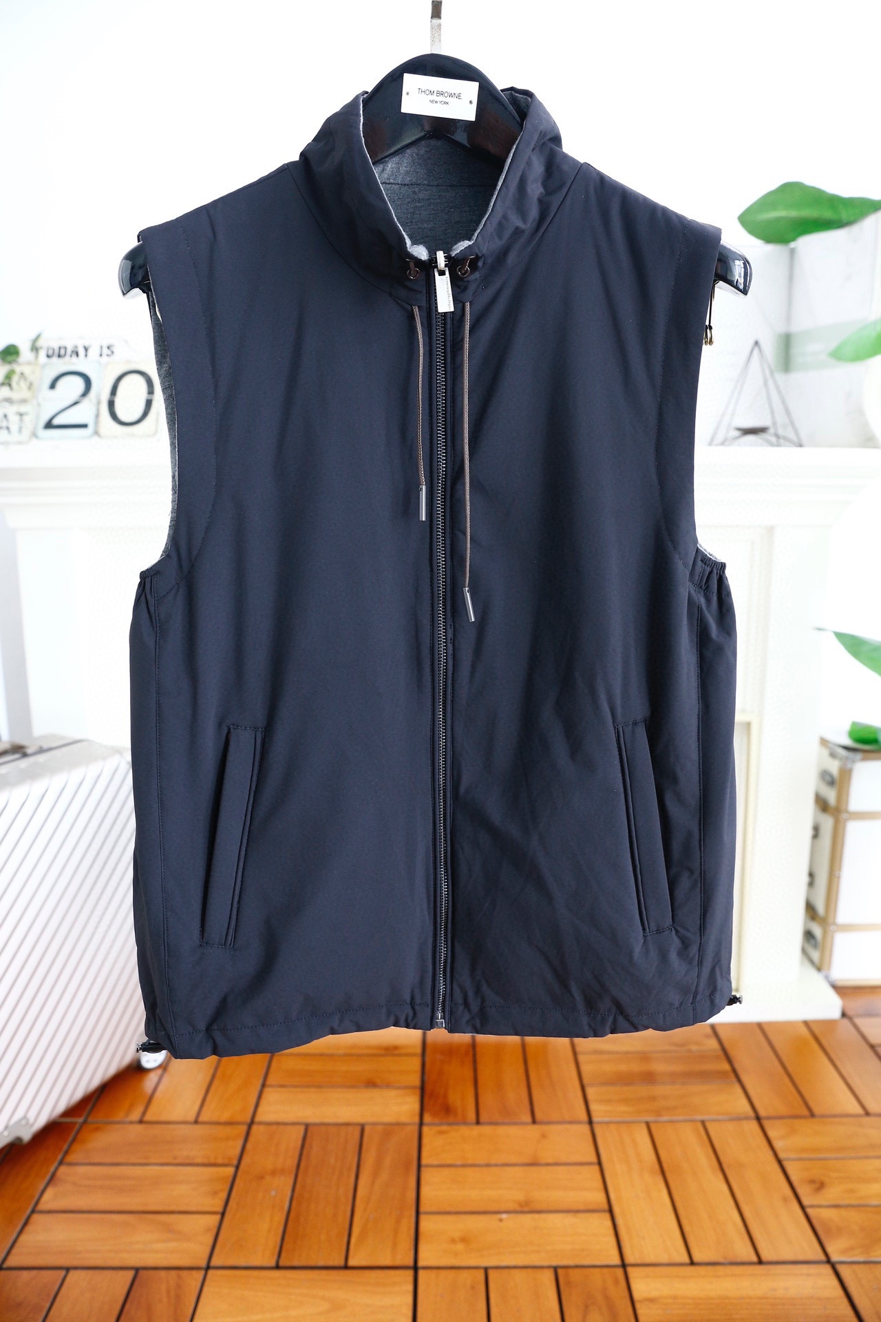 NO:124280,Jeni*/Ze*na. 24 new autumn products double-sided wearable vests!  A simple and fashionable vest for men, without losing the sense of detail. Every detail is exquisite and stylish, with three-dimensional silhouette and a super energetic upper body!  Standard style!  The fabric is made of soft and delicate custom fabric. It is a comfortable and comfortable upper body, crisp and stylish, and can be easily controlled by both business and leisure! Counter sizes 48-56, shipped the next day!  ,zegna,alexander wang19860909杰尼*/Ze*na. 24秋季新品双面可穿马甲！男士商务休闲马甲简约时尚又不失细节感一款,每一处细节都精致有型 立体廓型感,上身超显精神！标准的版型！面料采用柔软细腻定制面料 上身亲肤舒适,挺括有型,商务休闲都能很好驾驭的一款! 专柜尺码48-56,隔天出货！,,zegna,alexander wang,Men's clothing