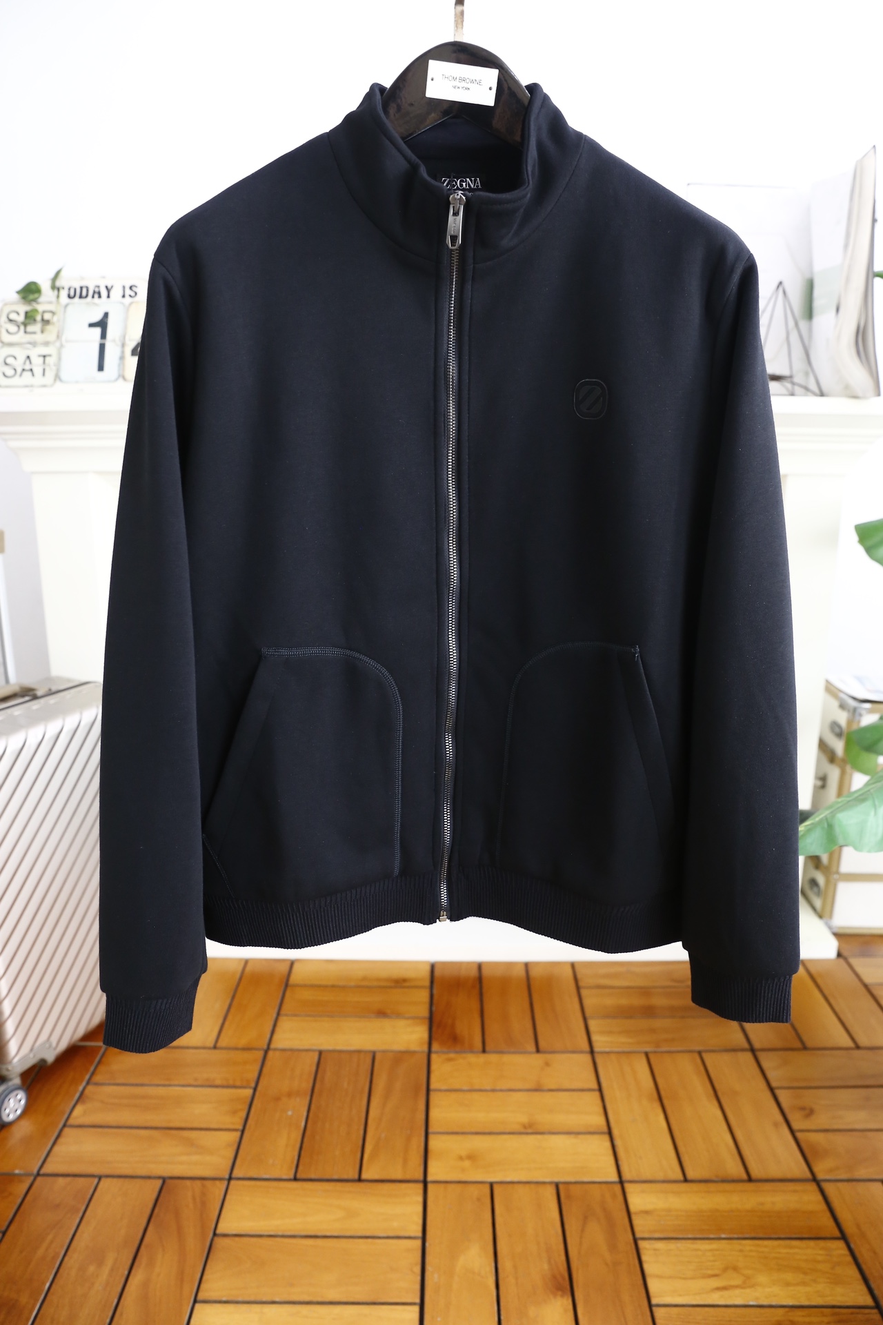 NO:124244,Jeni*/Ze*na. Recommended 24 new autumn classic stand-up collar jackets!  A must-have artifact for a chest luxury brand LOGO matching in autumn!  Fashionable zippered men's jacket, fashionable casual jacket jacket, high-end and comfortable fabric, high-end and delicate texture, strong sense of class, luxurious and classic elements design, business and casual style, versatile style suitable for all occasions, anyone can easily control it!  Counter code M-3XL, shipped the next day!  ,zegna,jackets & coats,jackets & coats,alexander wang19860909杰尼*/Ze*na. 24秋季新品经典立领夹克推荐！秋季早出晚归必备神器胸前奢华品牌LOGO搭配！时尚拉链男士外套,时尚休闲外套夹克 ,采用高档顶级舒适面料面料的质感很高档细腻,档次感强奢华经典元素设计,商务休闲兼备款,款式百搭适合各种场合 ,任何人都可以轻松驾驭！专柜码数M-3XL,隔天出货！,,zegna,jackets & coats,jackets & coats,alexander wang,Men's clothing