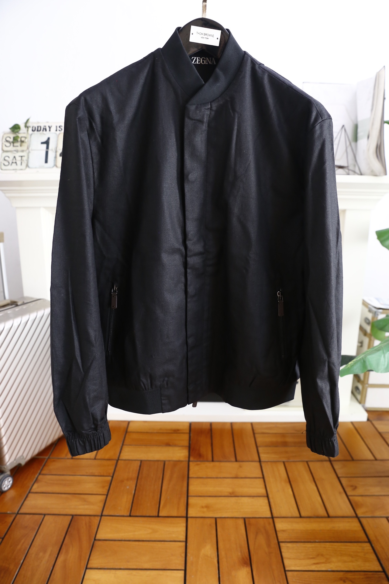 NO:124242,Jeni*/Ze*na. New autumn and winter men's jacket!  Exclusive first-time new product overseas official website synchronizes Milan catwalk style. The top quality goods are shot in real photos. The latest top official website original list, a new experience. The counter fabric is three-dimensional tailored. New hardware accessories, delicate and soft. The upper body is comfortable and breathable. The style of a big brand, luxurious and atmospheric. The texture only has imported Italian customization. Versatile style. It is not picky about people, the workmanship is meticulous, and there is no pressure to enter and exit the counter. It is definitely a good product worth everyone!  Counter size M-2XL, shipped the next day!  ,zegna,jackets & coats,alexander wang19860909杰尼*/Ze*na. 秋冬新款男士夹克！独家首发新品海外官网同步米兰走秀款 实物拍摄顶级好货,最新顶尖官网原单,全新体验 专柜面料立体剪裁 全新五金配件、手感细腻柔软 上身舒适透气 大牌风范 奢华大气 进口意大利定制才有的质感 百搭款式 穿着不挑人 ,做工精细一丝不苟 ,出入专柜无压力 绝对值得人手一件的好货！专柜尺码M-2XL,隔天出货！,,zegna,jackets & coats,alexander wang,Men's clothing