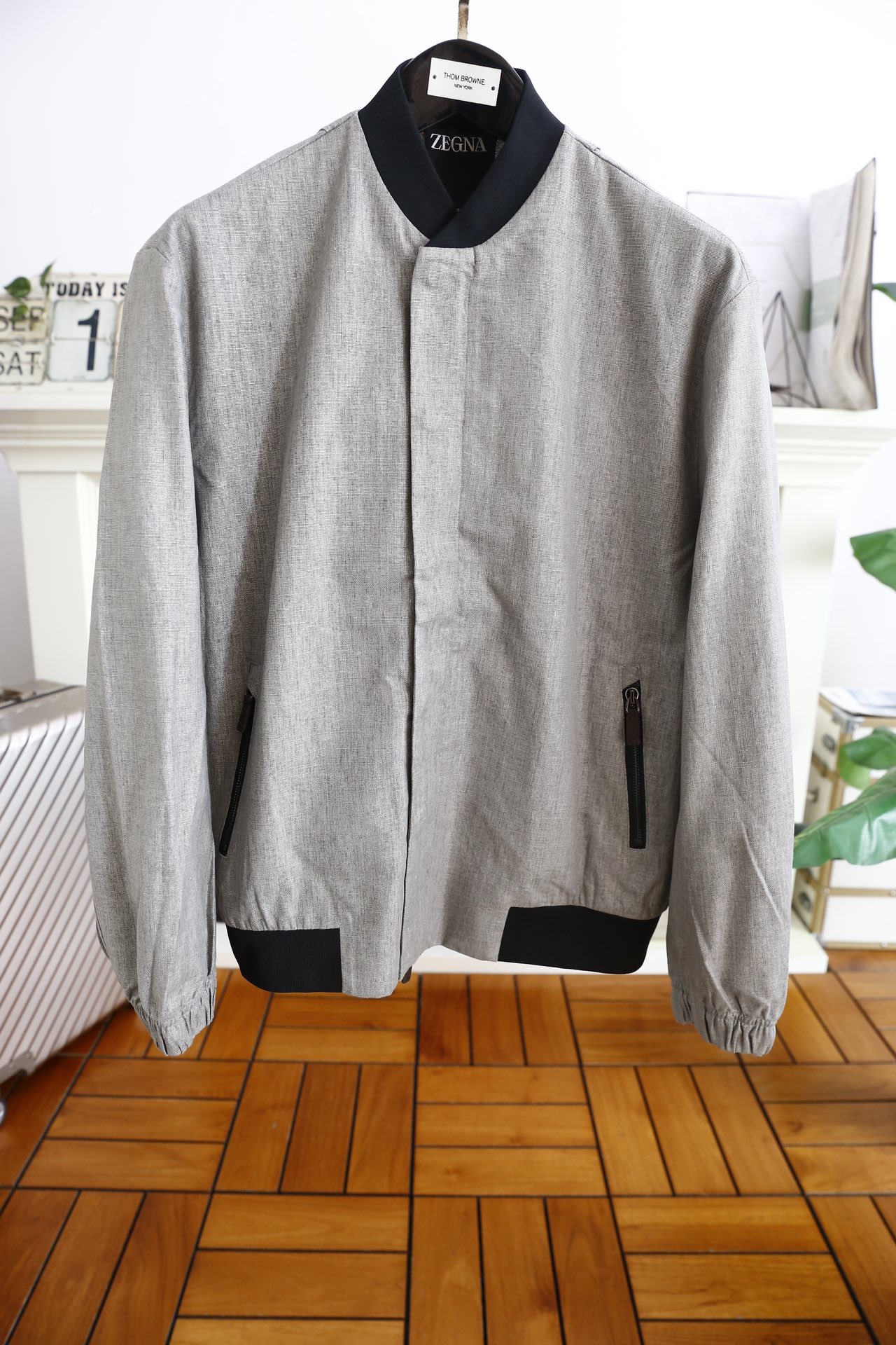 NO:124274,Jeni*/Ze*na. New autumn and winter men's jacket!  Exclusive first-time new product overseas official website synchronizes Milan catwalk style. The top quality goods are shot in real photos. The latest top official website original list, a new experience. The counter fabric is three-dimensional tailored. New hardware accessories, delicate and soft. The upper body is comfortable and breathable. The style of a big brand, luxurious and atmospheric. The texture only has imported Italian customization. Versatile style. It is not picky about people, the workmanship is meticulous, and there is no pressure to enter and exit the counter. It is definitely a good product worth everyone!  Counter size M-2XL, shipped the next day!  ,zegna,jackets & coats,alexander wang19860909杰尼*/Ze*na. 秋冬新款男士夹克！独家首发新品海外官网同步米兰走秀款 实物拍摄顶级好货,最新顶尖官网原单,全新体验 专柜面料立体剪裁 全新五金配件、手感细腻柔软 上身舒适透气 大牌风范 奢华大气 进口意大利定制才有的质感 百搭款式 穿着不挑人 ,做工精细一丝不苟 ,出入专柜无压力 绝对值得人手一件的好货！专柜尺码M-2XL,隔天出货！,,zegna,jackets & coats,alexander wang,Men's clothing