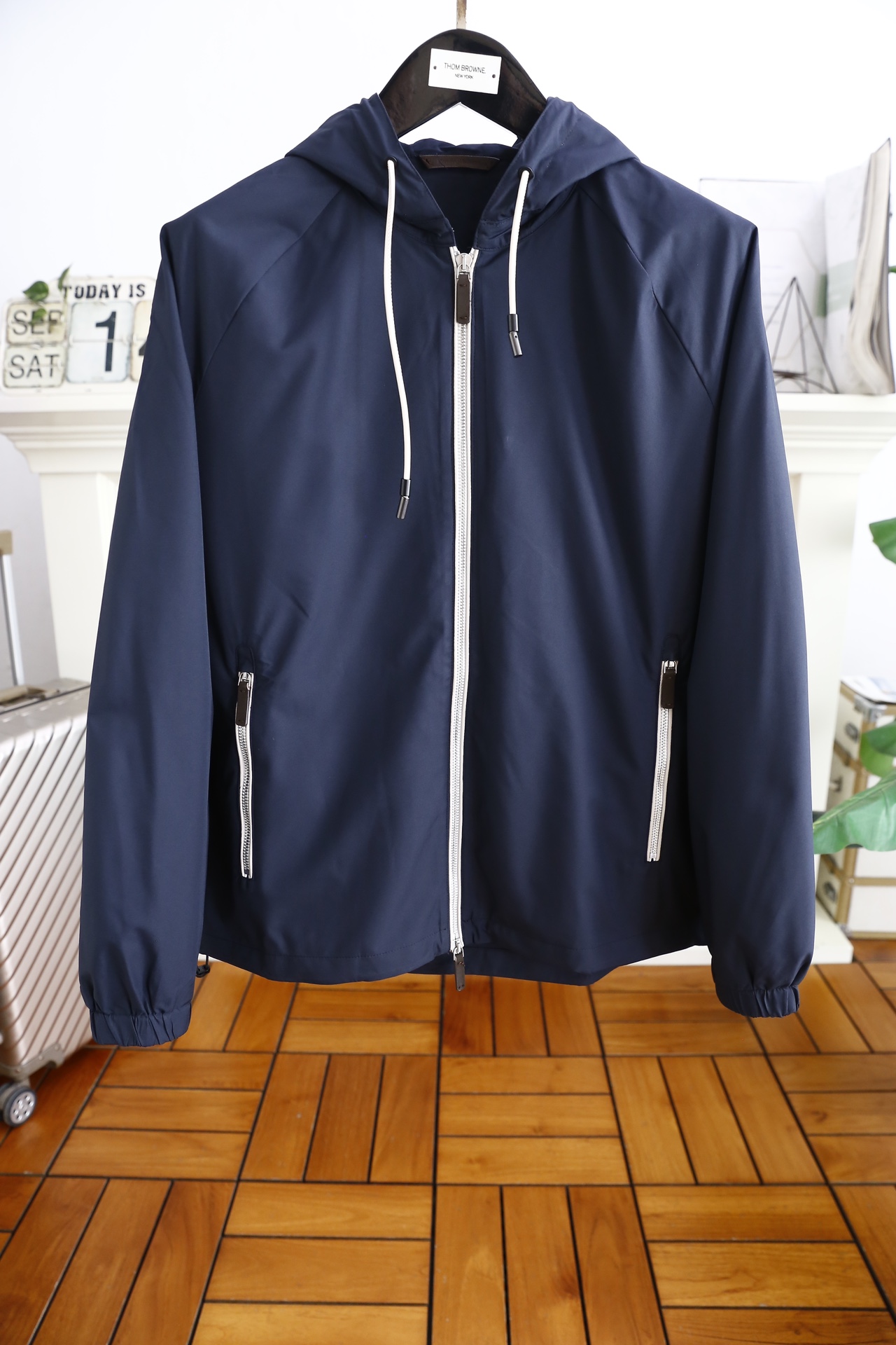 NO:124277,Jeni*/Ze*na. Recommended 24 new autumn classic hooded jackets!  Fashionable and versatile men's jackets are essential artifacts for going out in autumn and winter. Luxury brand classic elements LOGO matching!  Fashionable zippered men's jacket, fashionable casual jacket jacket, high-end and comfortable warm fabric, high-end and delicate texture, strong sense of class, luxurious and classic elements design, business and casual style, versatile style suitable for all occasions, anyone can easily control it!  The counter number is 48-56, shipped the next day!  ,zegna,jackets & coats,jackets & coats,hats,alexander wang19860909杰尼*/Ze*na. 24秋季新品经典连帽夹克推荐！时尚百搭男士外套秋冬外出必备神器奢华品牌经典元素LOGO搭配！时尚拉链男士外套,时尚休闲外套夹克 ,采用高档舒适保暖面料面料的质感很高档细腻,档次感强奢华经典元素设计,商务休闲兼备款,款式百搭适合各种场合 ,任何人都可以轻松驾驭！专柜码数48-56,隔天出货！,,zegna,jackets & coats,jackets & coats,hats,alexander wang,Men's clothing