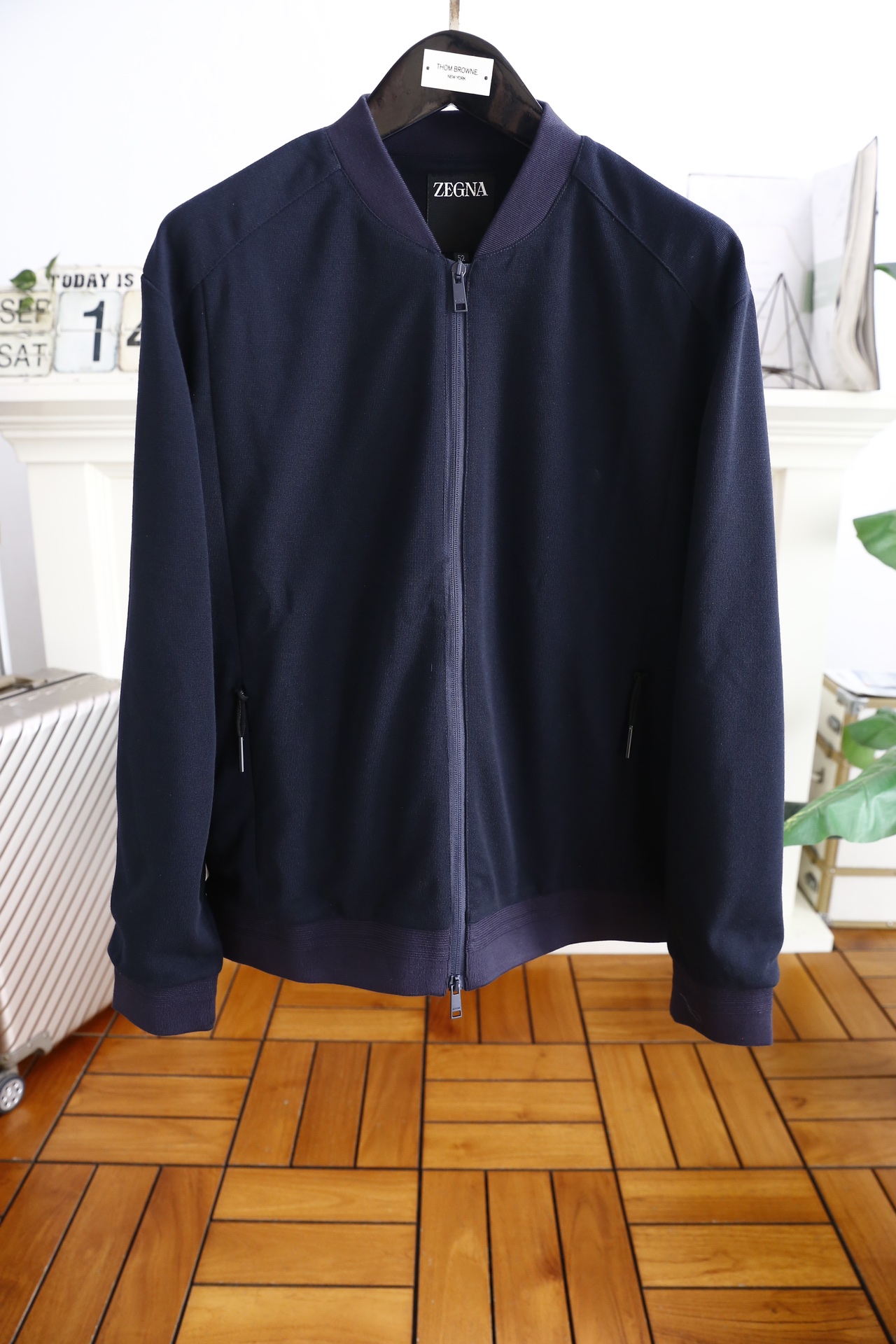 NO:124272,Jeni*/Ze*na. Autumn and Winter Men's Jacket!  Exclusive first-time new product overseas official website synchronizes Milan catwalk style. The top quality goods are shot in real photos. The latest top official website original list, a new experience. The counter fabric is three-dimensional tailored. New hardware accessories, delicate and soft. The upper body is comfortable and breathable. The style of a big brand, luxurious and atmospheric. The texture only has imported Italian customization. Versatile style. It is not picky about people, the workmanship is meticulous, and there is no pressure to enter and exit the counter. It is definitely a good product worth everyone!  Counter size M-3XL, shipped the next day!  ,zegna,jackets & coats,alexander wang19860909杰尼*/Ze*na. 秋冬男士夹克！独家首发新品海外官网同步米兰走秀款 实物拍摄顶级好货,最新顶尖官网原单,全新体验 专柜面料立体剪裁 全新五金配件、手感细腻柔软 上身舒适透气 大牌风范 奢华大气 进口意大利定制才有的质感 百搭款式 穿着不挑人 ,做工精细一丝不苟 ,出入专柜无压力 绝对值得人手一件的好货！专柜尺码M-3XL,隔天出货！,,zegna,jackets & coats,alexander wang,Men's clothing