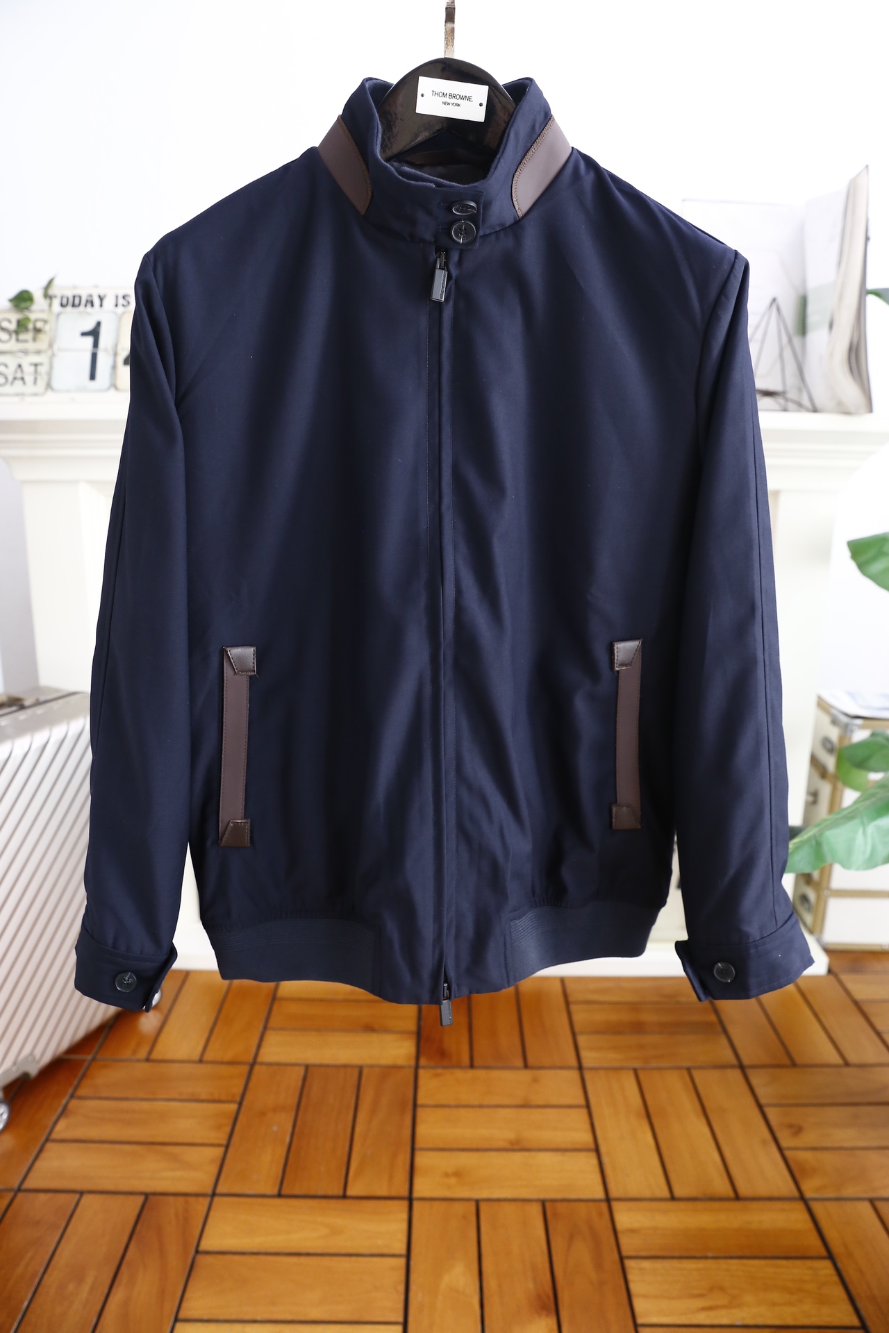 NO:124276,Jeni*/Ze*na. Recommended 24 new autumn classic stand-up collar jackets!  A must-have artifact for a chest luxury brand LOGO matching in autumn!  Fashionable zippered men's jacket, fashionable casual jacket jacket, high-end and comfortable fabric, high-end and delicate texture, strong sense of class, luxurious and classic elements design, business and casual style, versatile style suitable for all occasions, anyone can easily control it!  Counter code M-3XL, shipped the next day!  ,zegna,jackets & coats,jackets & coats,alexander wang19860909杰尼*/Ze*na. 24秋季新品经典立领夹克推荐！秋季早出晚归必备神器胸前奢华品牌LOGO搭配！时尚拉链男士外套,时尚休闲外套夹克 ,采用高档顶级舒适面料面料的质感很高档细腻,档次感强奢华经典元素设计,商务休闲兼备款,款式百搭适合各种场合 ,任何人都可以轻松驾驭！专柜码数M-3XL,隔天出货！,,zegna,jackets & coats,jackets & coats,alexander wang,Men's clothing