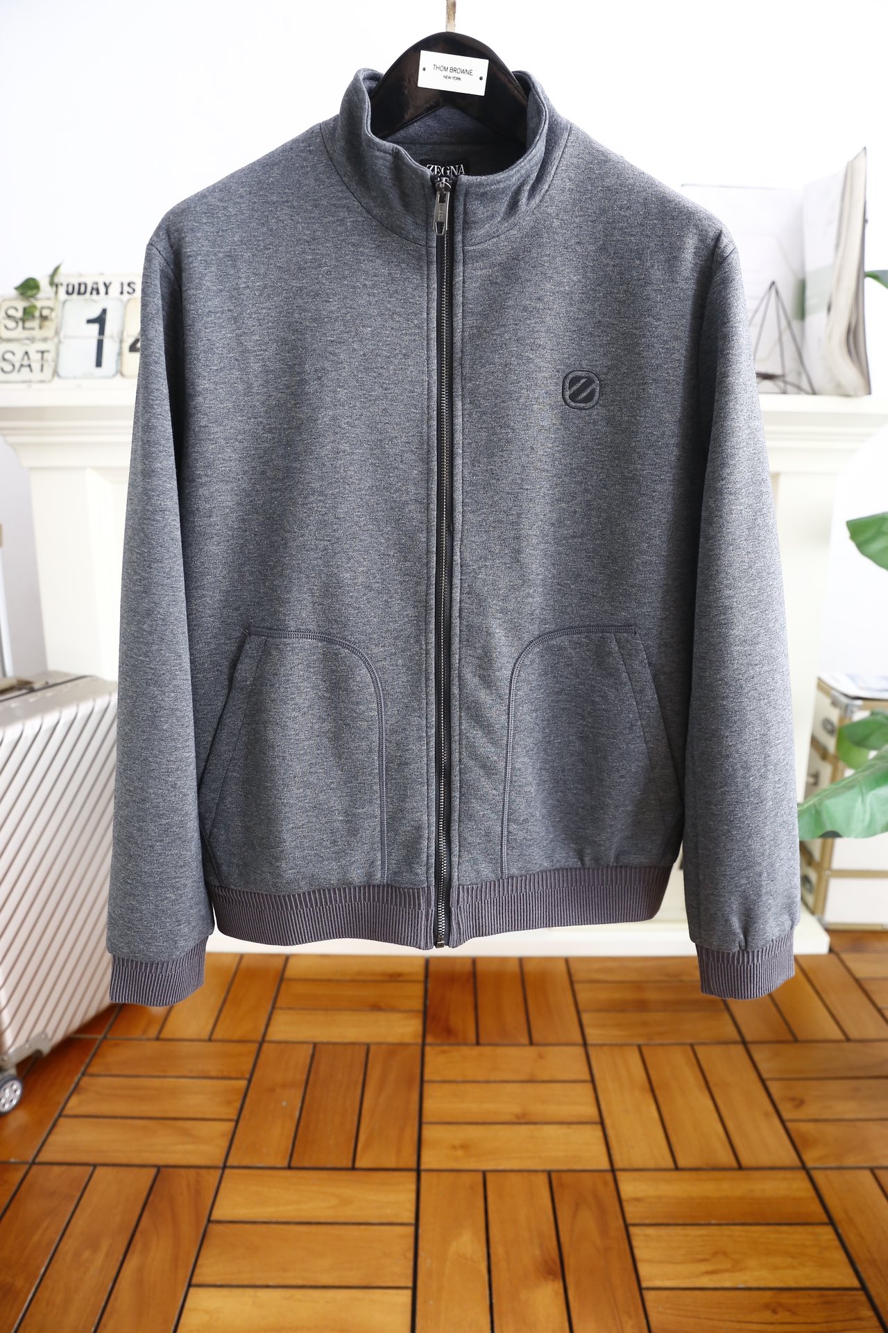 NO:124270,Jeni*/Ze*na. Recommended 24 new autumn classic stand-up collar jackets!  A must-have artifact for a chest luxury brand LOGO matching in autumn!  Fashionable zippered men's jacket, fashionable casual jacket jacket, high-end and comfortable fabric, high-end and delicate texture, strong sense of class, luxurious and classic elements design, business and casual style, versatile style suitable for all occasions, anyone can easily control it!  Counter code M-3XL, shipped the next day!  ,zegna,jackets & coats,jackets & coats,alexander wang19860909杰尼*/Ze*na. 24秋季新品经典立领夹克推荐！秋季早出晚归必备神器胸前奢华品牌LOGO搭配！时尚拉链男士外套,时尚休闲外套夹克 ,采用高档顶级舒适面料面料的质感很高档细腻,档次感强奢华经典元素设计,商务休闲兼备款,款式百搭适合各种场合 ,任何人都可以轻松驾驭！专柜码数M-3XL,隔天出货！,,zegna,jackets & coats,jackets & coats,alexander wang,Men's clothing