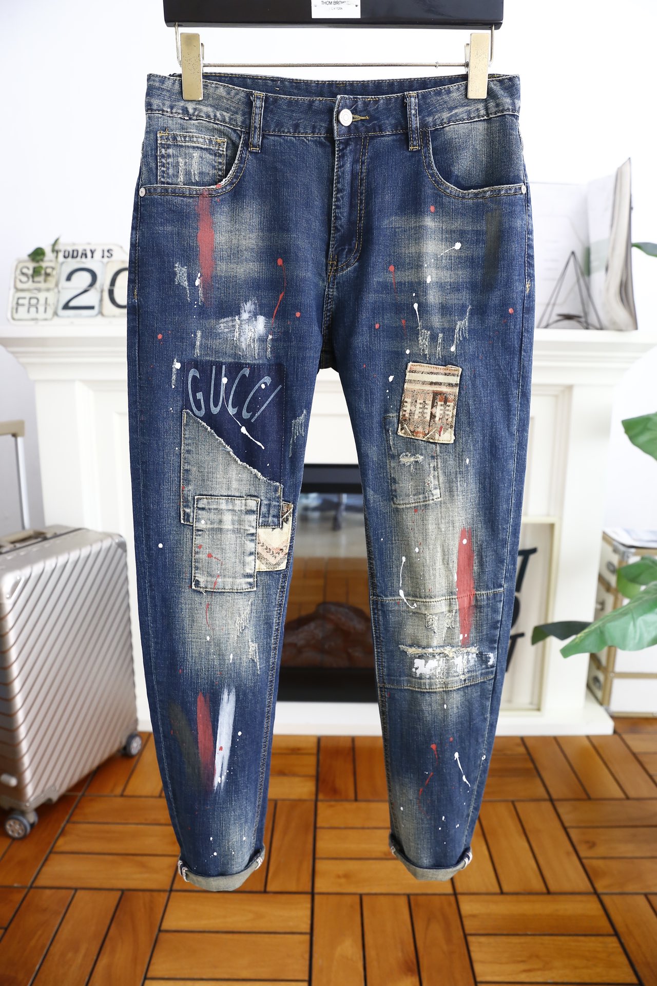 NO:128128,Gucci/Gu*ci. 2025 autumn and winter new classic ripped pairing, original color men's small foot jeans!  A must-have item for those who like jeans. The wash and water colors of the original color are very easy to match. I don’t know what to wear when I go out. It’s right to wear it. It’s a good idea to wear it. It’s produced by thousands of people. Quality control recommendations. Exquisite hardware. Natural and environmentally friendly wash and original color. Color fixing. Very classic. Luxury brand letter LOGO embellishment. Low-key and restrained. Picture brand recognition. Combined straight-fitting style cut. Imported top-grade wash and jeans fabrics are comfortable on the upper body. Micro-stretchy. Skin-friendly. Breathable. The upper body is crisp and stylish. Full-quality order. Highly recommended one!  Counter size 29-38, no 35/37!  ,gucci,jeans,alexander wang19860909古驰/Gu*ci. 2025秋冬新款经典破洞搭配 原色男士小脚牛仔裤！喜欢牛仔裤的必入单品 原色的洗水色非常好搭配 出门不知道穿什么 穿它准没错,千人的代工出品 品质控推荐 精致的五金 天然环保的水洗原色 固色处理 很经典 奢华品牌字母LOGO点缀 低调内敛的同时 图片品牌辨识度 合体直筒的版型剪裁 面料进口顶级洗水牛仔面料上身舒适 微弹力 亲肤 透气 上身挺括有型 全品相订单 强烈推荐的一款！专柜尺码29-38,无35/37！,,gucci,jeans,alexander wang,Men's clothing