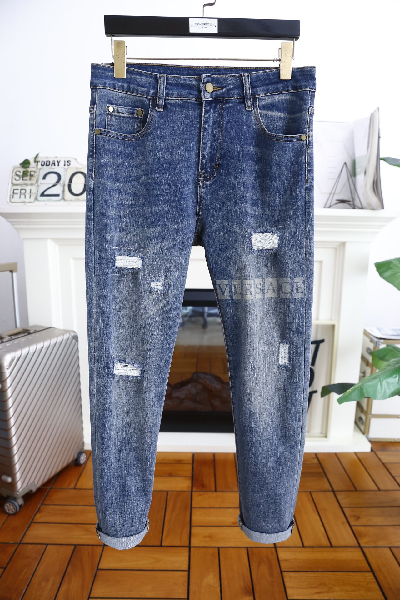 NO:128134,Van Size/Vers*ce. 25 autumn new original single high-end men's ripped jeans!  Luxury classic brand letter LOGO accessories, hot-selling models for the counter, very comfortable to wear, low-key and luxurious, very classy when worn, no need to say much about the trouser style and cutting. The upper body is exquisite and vivid, high-end and top-grade material. The selection of real palace-grade denim. High-end top-washed denim fabric, excellent quality, and heavy washing makes the pants very soft!  Not picky about people, the upper body is absolutely stylish and extremely luxurious. Counter size 29-38, no 35/37!  Shipping the next day!  , versace, versace, jeans, alexander wang19860909范思泽/Vers*ce. 25秋季新品原单高端男士破洞牛仔裤！奢华经典品牌字母LOGO配饰 专柜热销款 身穿着非常舒适 低调不失奢华 穿出去非常有档次 裤型款式和裁剪亦无需多言 上身精致跃然高档一等一顶级质料 真正殿堂级的牛仔布选用 高档顶级洗水牛仔面料,品质卓然,经过重水洗使得裤子很柔软！不挑人 上身绝对的有型 极度奢华. 专柜尺码 29-38,无35/37！隔天出货！,,versace,versace,jeans,alexander wang,Men's clothing