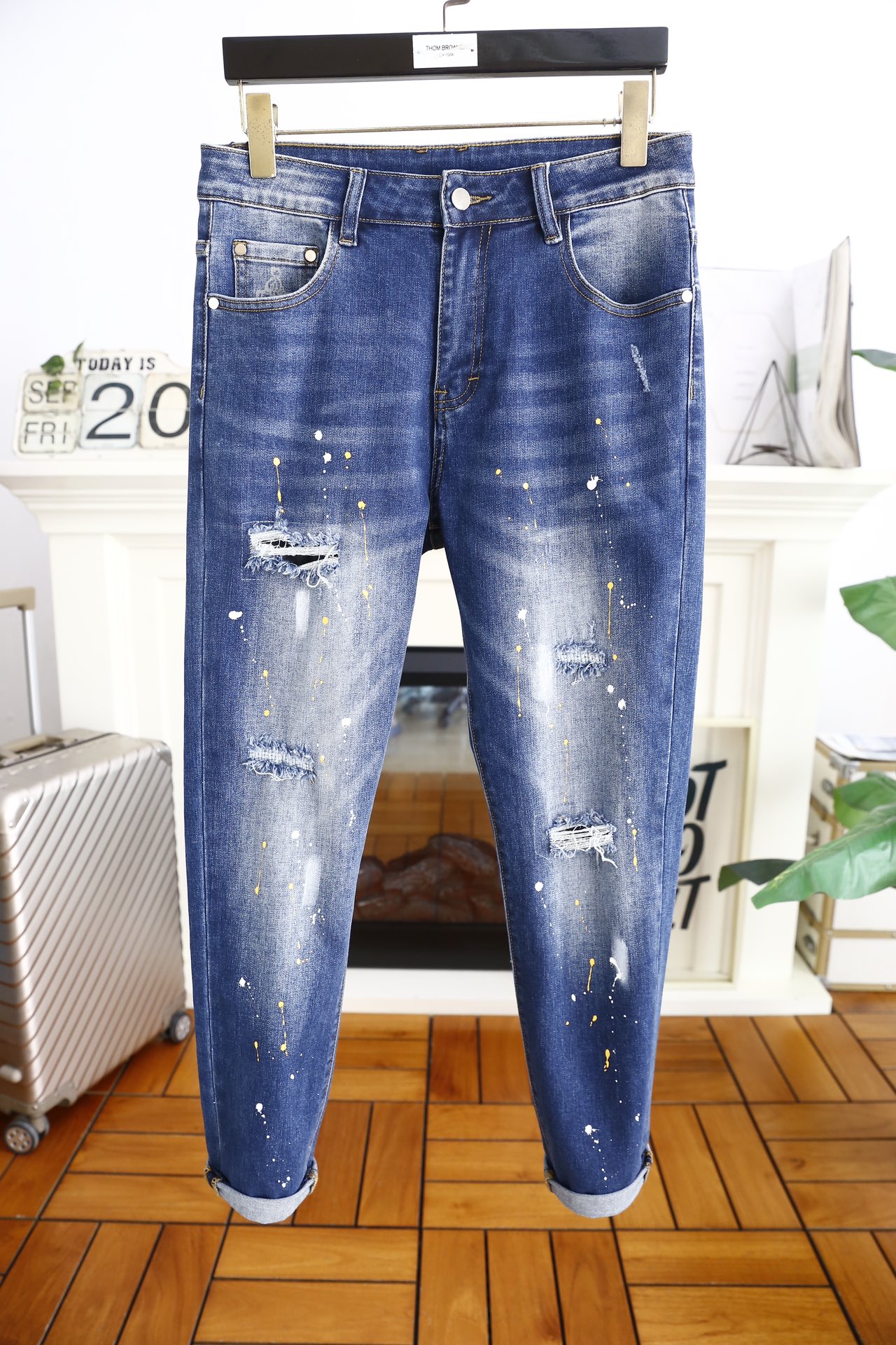 NO:128138,Pula*/Pr*da. 25FW autumn and winter new fashion men's jeans, overseas counter GW is launched simultaneously, and the legs are washed and polished with customer-supply water-washed elastic jeans, which are more fashionable. The luxurious classic brand letter logo highlights the brand characteristics. Original hardware and accessories, fashion trends have therefore become one of the biggest selling points and are extremely cost-effective. There is no confusion or trouble of color conflict. Such a rich high-end jeans are absolutely fashionable, casual and versatile!  A must-have for trendy men!  Counter size 29-38, no 35/37!  Shipping the next day!  ,prada,jeans,alexander wang19860909普拉*/Pr*da. 25FW秋冬新品时尚男士牛仔裤,海外专柜GW同步上市,采用客供水洗弹力牛仔裤腿处水洗磨更潮范,奢华经典品牌字母Logo标志彰显品牌特征,原厂五金辅料,时尚潮流因此已成为最大卖点之一而性价比又极高,没有颜色冲突的困惑或困扰,这么一款丰富内练高端牛仔裤,绝对时尚休闲百搭款！潮男必备！专柜尺码29-38,无35/37！隔天出货！,,prada,jeans,alexander wang,Men's clothing