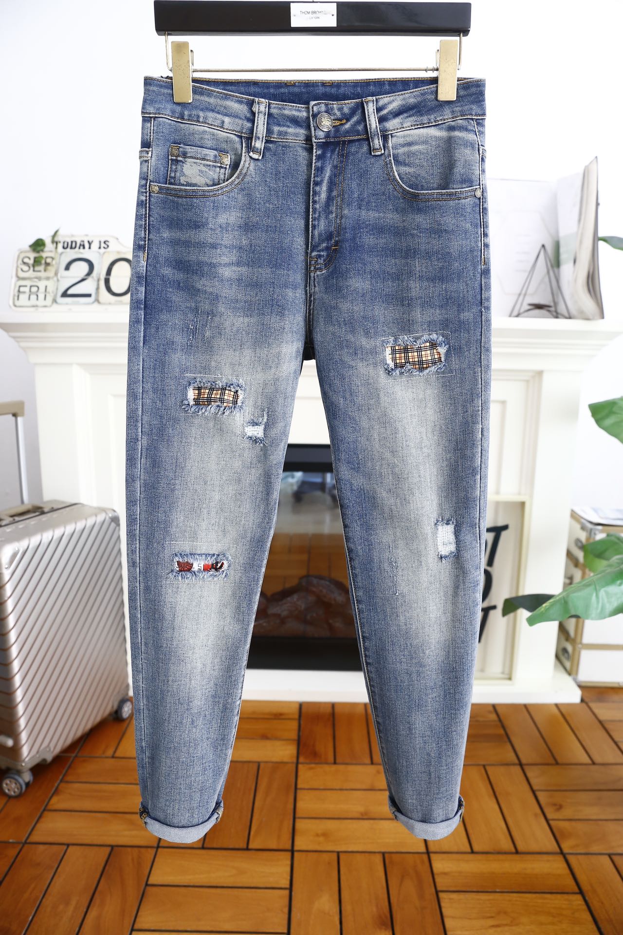 NO:128136,Burb*rry. 25 autumn new product original single high-end men's ripped jeans!  Luxury classic brand LOGO accessories, hot-selling models for counters, very comfortable to wear, low-key and luxurious, very classy when worn, no need to say much about the trouser style and cutting. The upper body is exquisite and vivid, high-end and top-grade material. The selection of real palace-grade denim. High-end top-washed denim fabric, excellent quality, and heavy washing makes the pants very soft!  Not picky about people, the upper body is absolutely stylish and extremely luxurious. Counter size 29-38, no 35/37!  Shipping the next day!  ,burberry,burberry,jeans,alexander wang19860909巴宝丽/Burb*rry. 25秋季新品原单高端男士破洞牛仔裤！奢华经典品牌LOGO配饰 专柜热销款 身穿着非常舒适 低调不失奢华 穿出去非常有档次 裤型款式和裁剪亦无需多言 上身精致跃然高档一等一顶级质料 真正殿堂级的牛仔布选用 高档顶级洗水牛仔面料,品质卓然,经过重水洗使得裤子很柔软！不挑人 上身绝对的有型 极度奢华. 专柜尺码 29-38,无35/37！隔天出货！,,burberry,burberry,jeans,alexander wang,Men's clothing