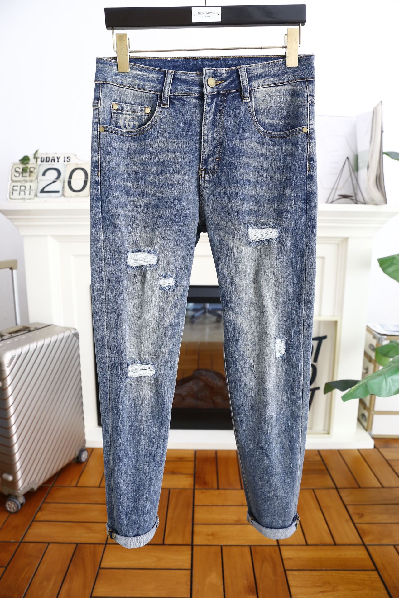 NO:128140,Gucci/Gu*ci. 25 autumn new product original single high-end men's ripped jeans!  Luxury classic brand letter LOGO accessories, hot-selling models for the counter, very comfortable to wear, low-key and luxurious, very classy when worn, no need to say much about the trouser style and cutting. The upper body is exquisite and vivid, high-end and top-grade material. The selection of real palace-grade denim. High-end top-washed denim fabric, excellent quality, and heavy washing makes the pants very soft!  Not picky about people, the upper body is absolutely stylish and extremely luxurious. Counter size 29-38, no 35/37!  Shipping the next day!  ,gucci,jeans,alexander wang19860909古驰/Gu*ci. 25秋季新品原单高端男士破洞牛仔裤！奢华经典品牌字母LOGO配饰 专柜热销款 身穿着非常舒适 低调不失奢华 穿出去非常有档次 裤型款式和裁剪亦无需多言 上身精致跃然高档一等一顶级质料 真正殿堂级的牛仔布选用 高档顶级洗水牛仔面料,品质卓然,经过重水洗使得裤子很柔软！不挑人 上身绝对的有型 极度奢华. 专柜尺码 29-38,无35/37！隔天出货！,,gucci,jeans,alexander wang,Men's clothing