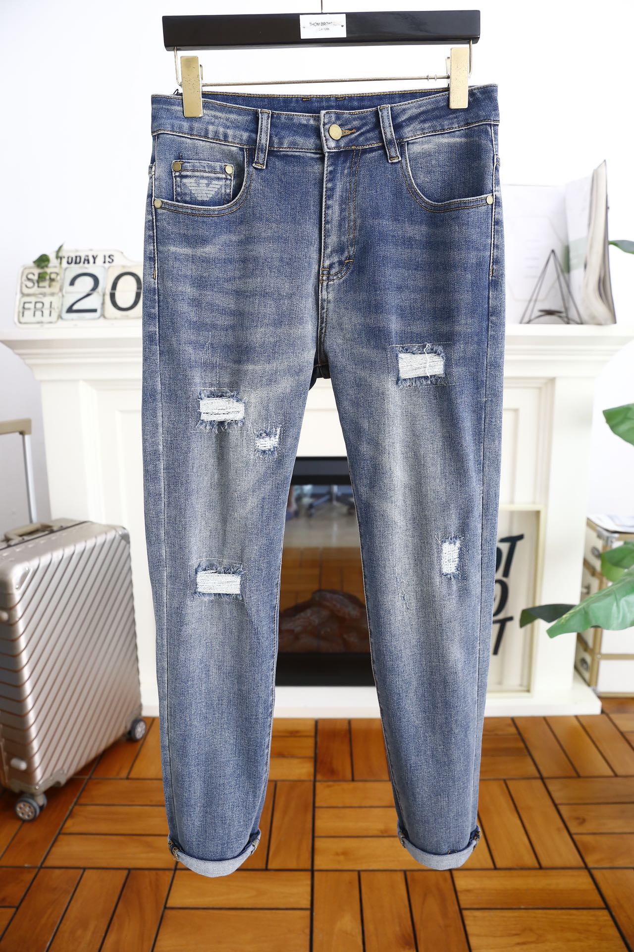 NO:128144,Ama*/Arm*ni. 25 autumn new product original single high-end men's ripped jeans!  Luxury classic brand letter LOGO accessories, hot-selling models for the counter, very comfortable to wear, low-key and luxurious, very classy when worn, no need to say much about the trouser style and cutting. The upper body is exquisite and vivid, high-end and top-grade material. The selection of real palace-grade denim. High-end top-washed denim fabric, excellent quality, and heavy washing makes the pants very soft!  Not picky about people, the upper body is absolutely stylish and extremely luxurious. Counter size 29-38, no 35/37!  Shipping the next day!  , jeans,alexander wang19860909阿玛*/Arm*ni. 25秋季新品原单高端男士破洞牛仔裤！奢华经典品牌字母LOGO配饰 专柜热销款 身穿着非常舒适 低调不失奢华 穿出去非常有档次 裤型款式和裁剪亦无需多言 上身精致跃然高档一等一顶级质料 真正殿堂级的牛仔布选用 高档顶级洗水牛仔面料,品质卓然,经过重水洗使得裤子很柔软！不挑人 上身绝对的有型 极度奢华. 专柜尺码 29-38,无35/37！隔天出货！,,jeans,alexander wang,Men's clothing