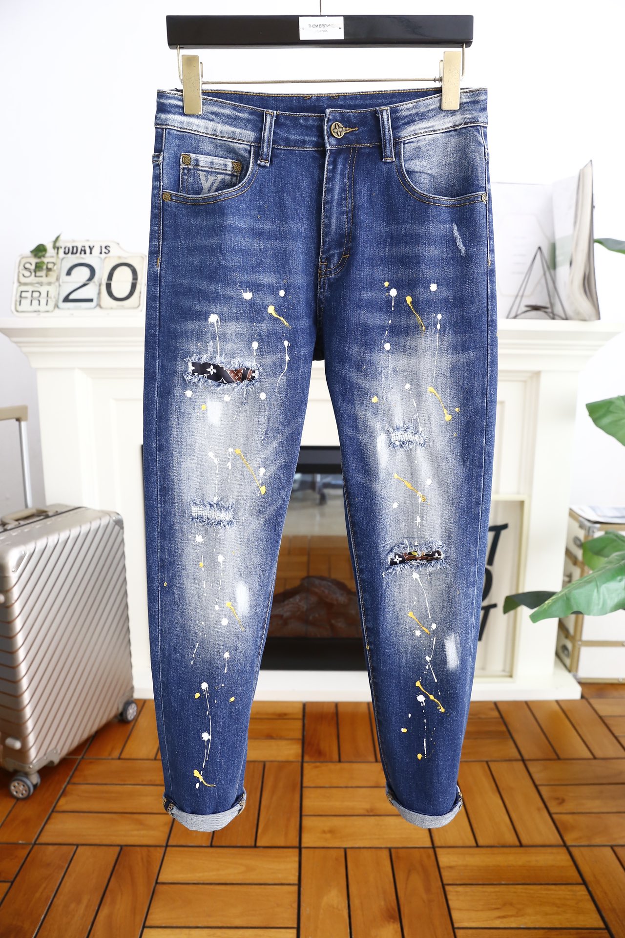 NO:128142,Louis Vuit*/LV. 25FW autumn and winter new fashion brand fashion men's jeans, overseas counter GW is launched simultaneously, and the legs are washed and polished with customer-supply water, and the logo logos show the brand characteristics. Original hardware and accessories, fashion trends have become one of the biggest selling points and are extremely cost-effective. There is no confusion or trouble of color conflict. Such a rich high-end jeans are absolutely fashionable, casual and versatile!  A must-have for trendy men!  Counter size 29-38, no 35/37!  Shipping the next day!  ,,louis vuitton,louis vuitton,jeans,alexander wang19860909路易威*/LV. 25FW秋冬新品潮牌时尚男士牛仔裤,海外专柜GW同步上市,采用客供水洗弹力牛仔裤腿处水洗磨更潮范,奢华经典品牌元素Logo标志彰显品牌特征,原厂五金辅料,时尚潮流因此已成为最大卖点之一而性价比又极高,没有颜色冲突的困惑或困扰,这么一款丰富内练高端牛仔裤,绝对时尚休闲百搭款！潮男必备！专柜尺码29-38,无35/37！隔天出货！,,louis vuitton,louis vuitton,jeans,alexander wang,Men's clothing